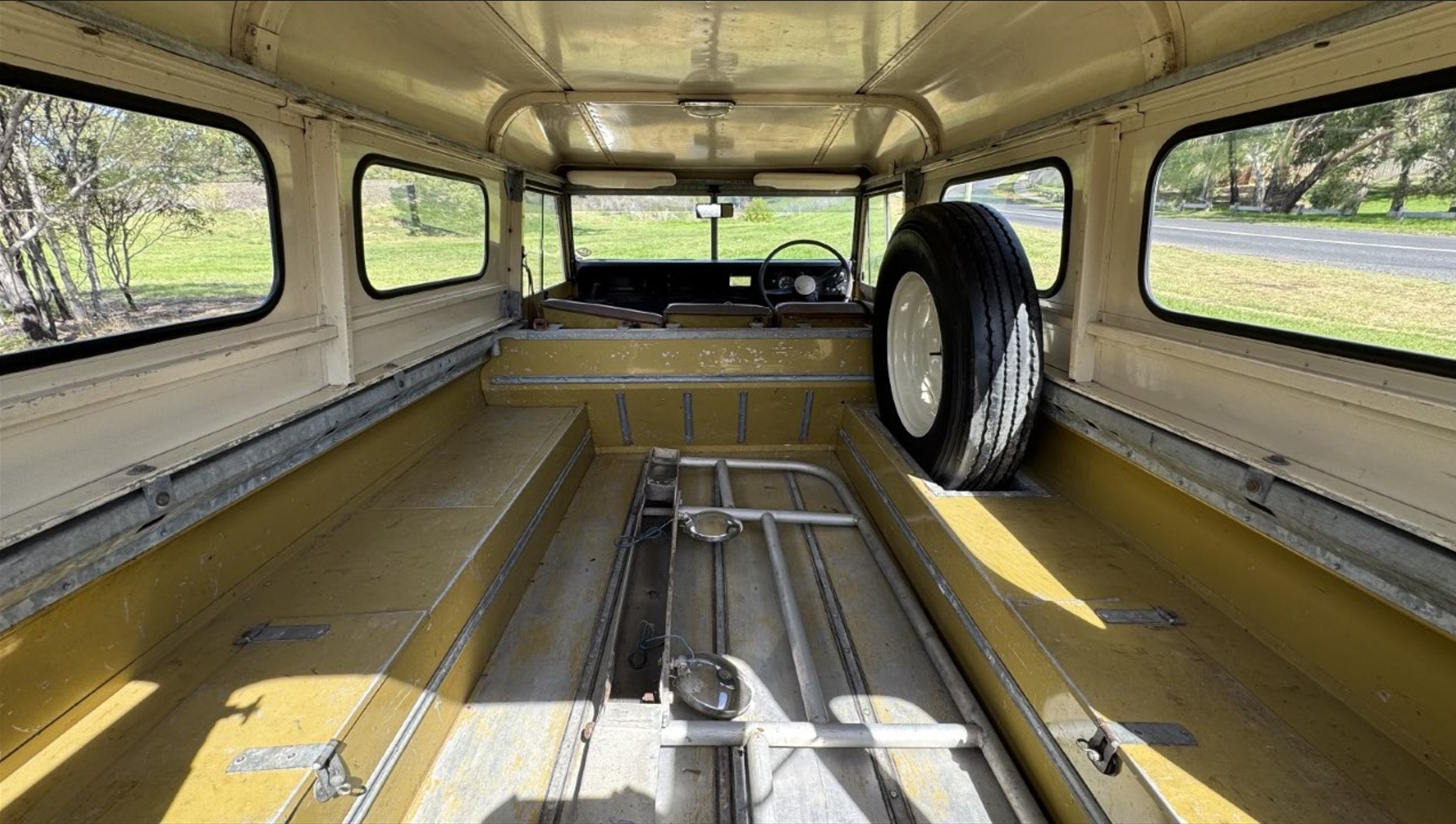 1974 LAND ROVER SERIES III 4 SP MANUAL HARDTOP