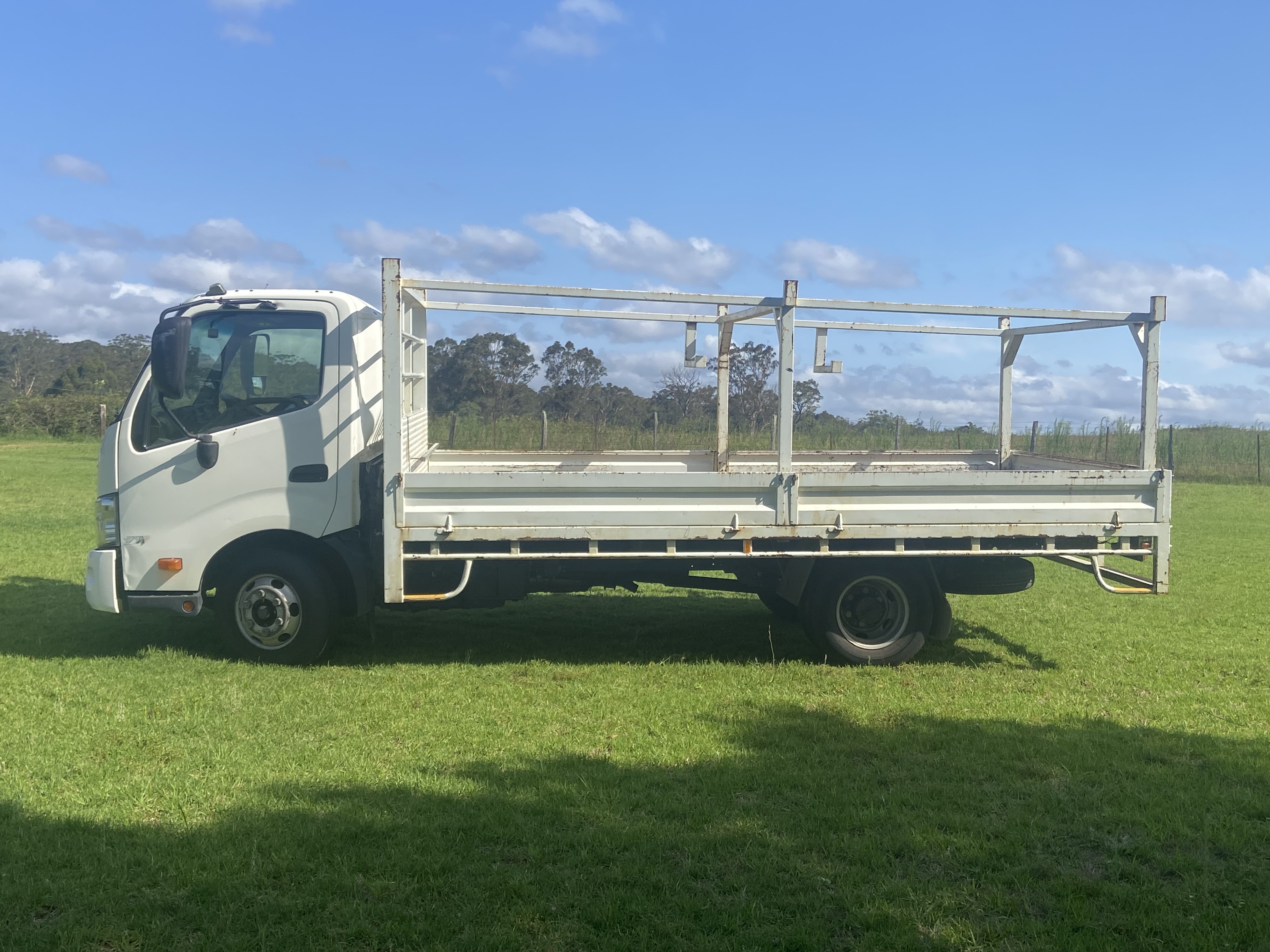 2016 HINO 300 SERIES 717 STEELACE TRAY