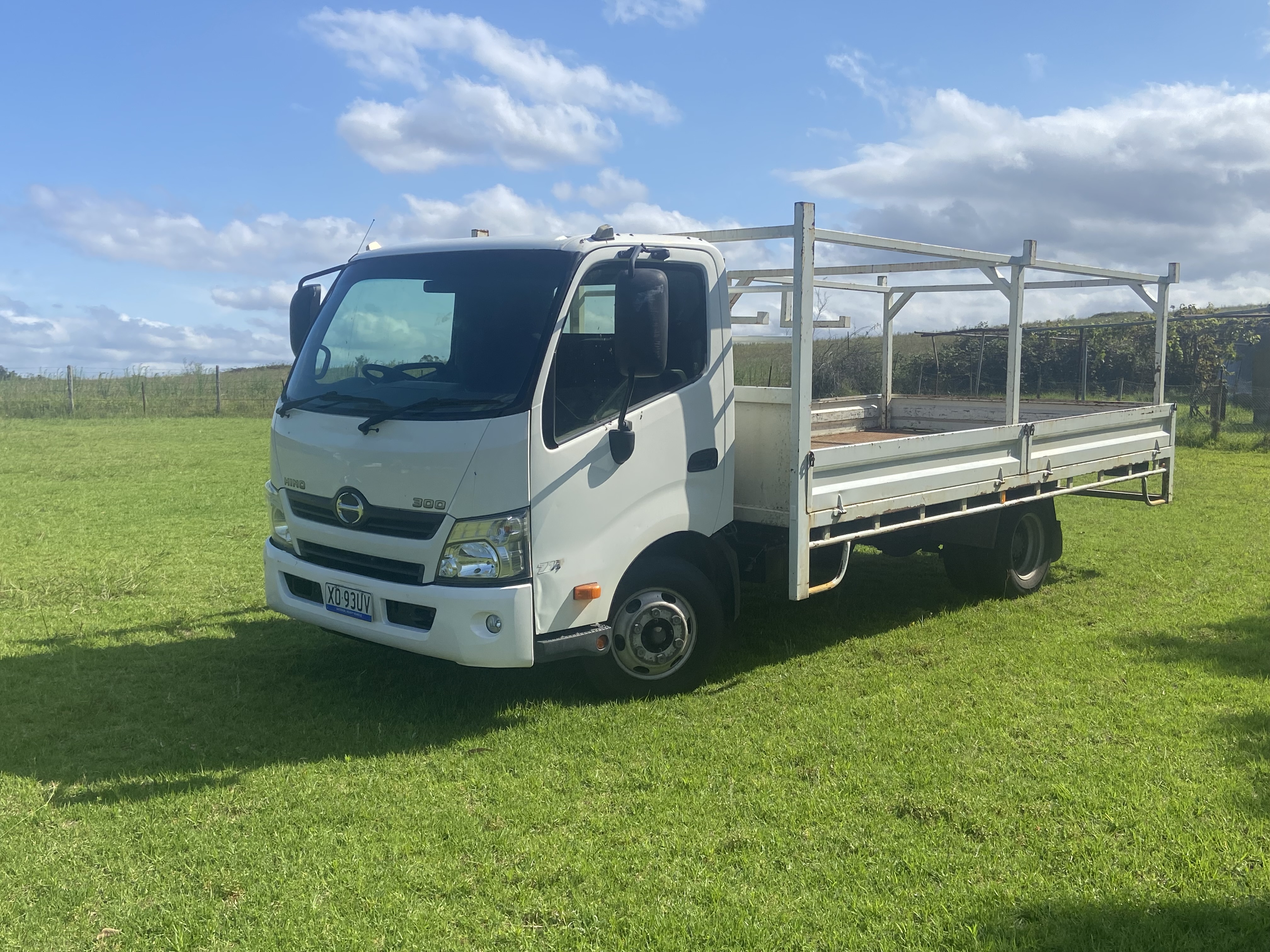 2016 HINO 300 SERIES 717 STEELACE TRAY