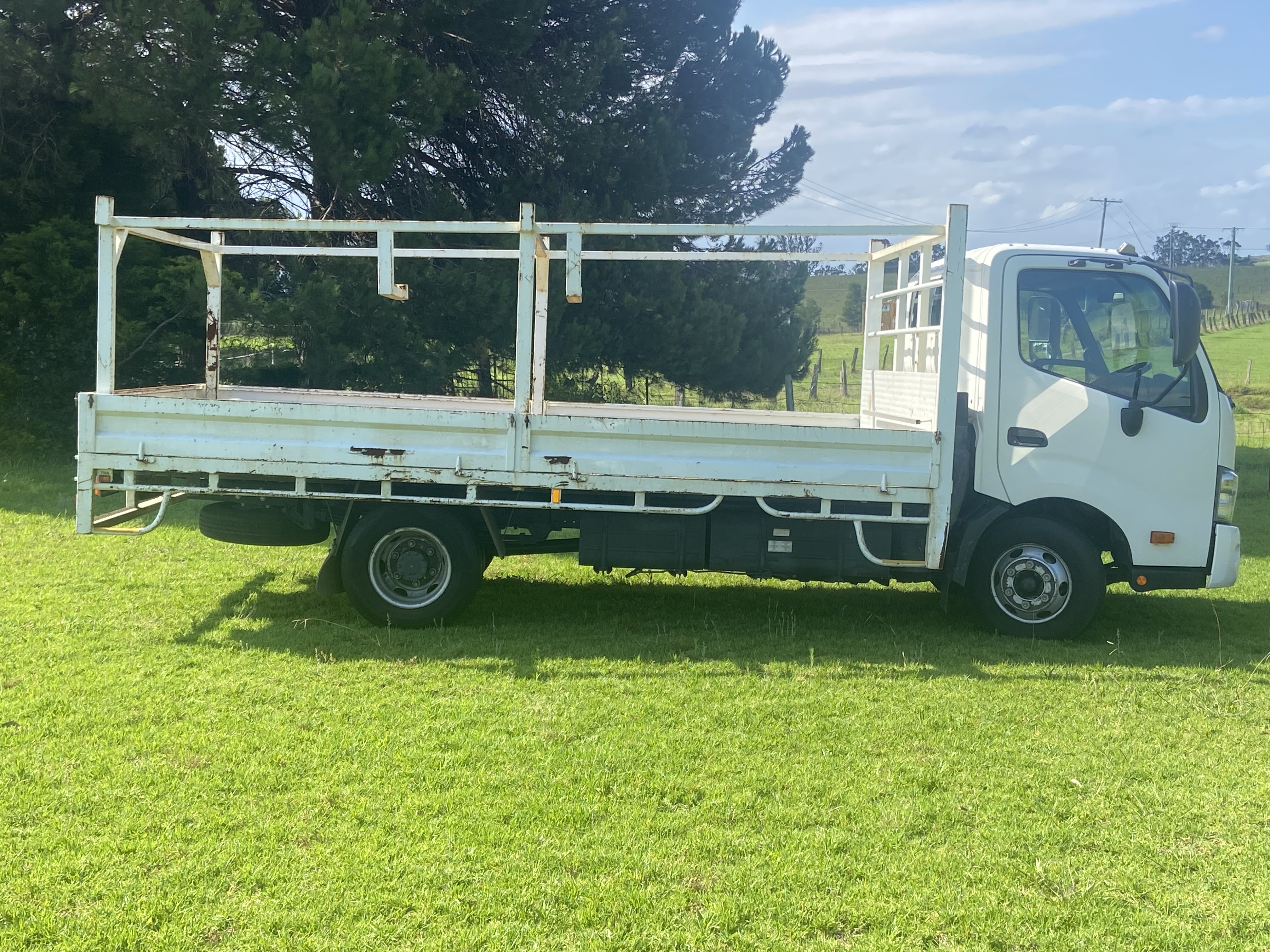 2016 HINO 300 SERIES 717 STEELACE TRAY