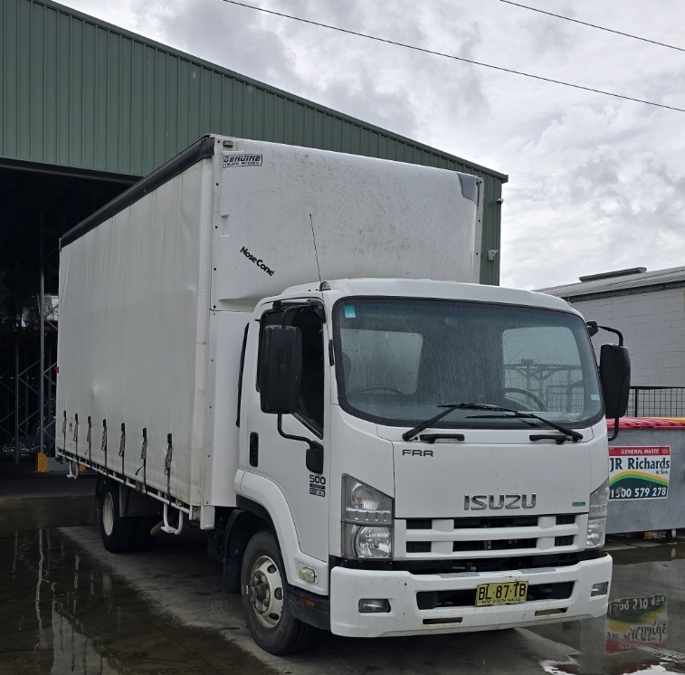 2011 WHITE ISUZU FRR 500 CURTAINSIDER