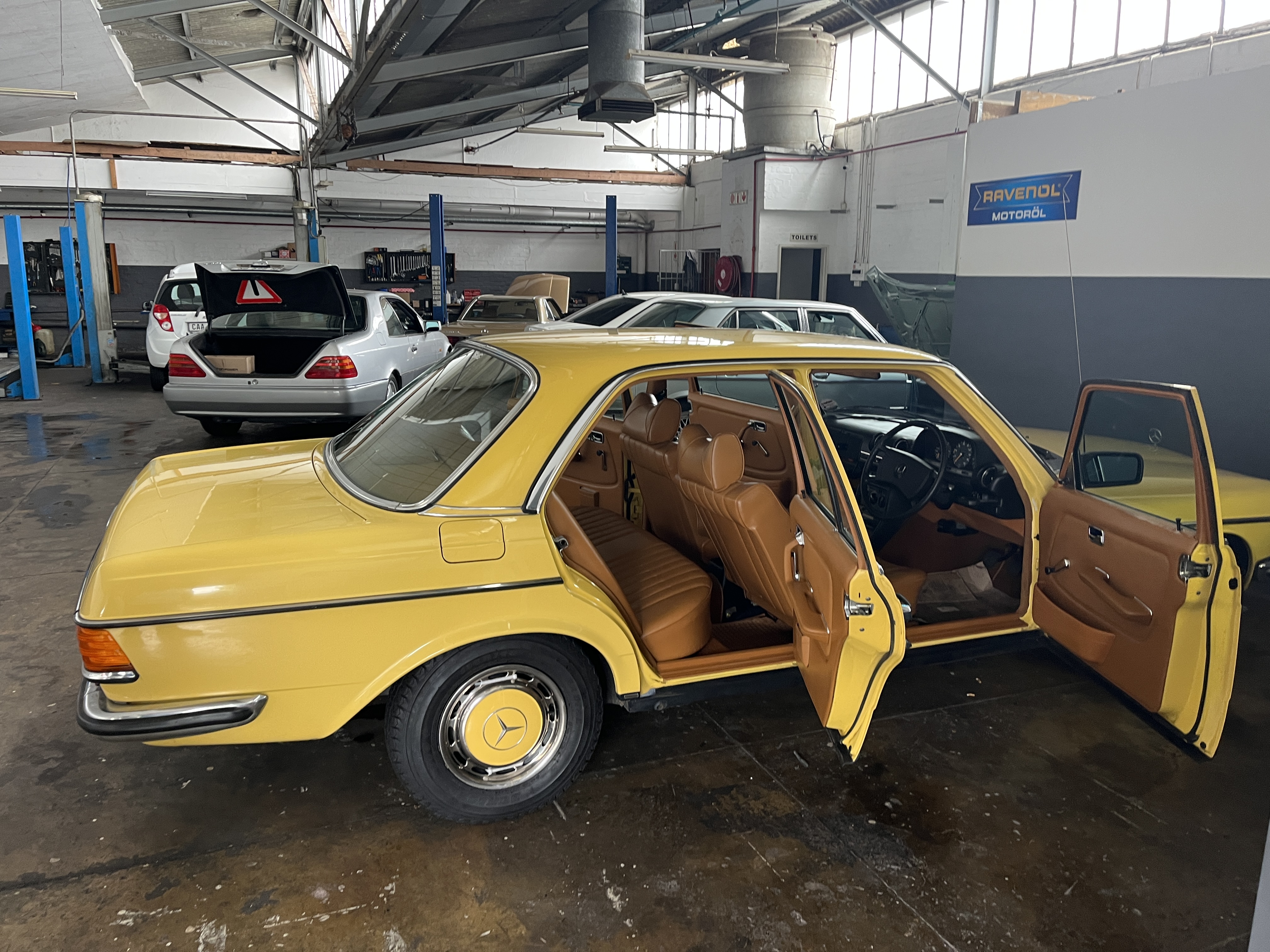 1979 MERCEDES-BENZ 230 W123 SEDAN