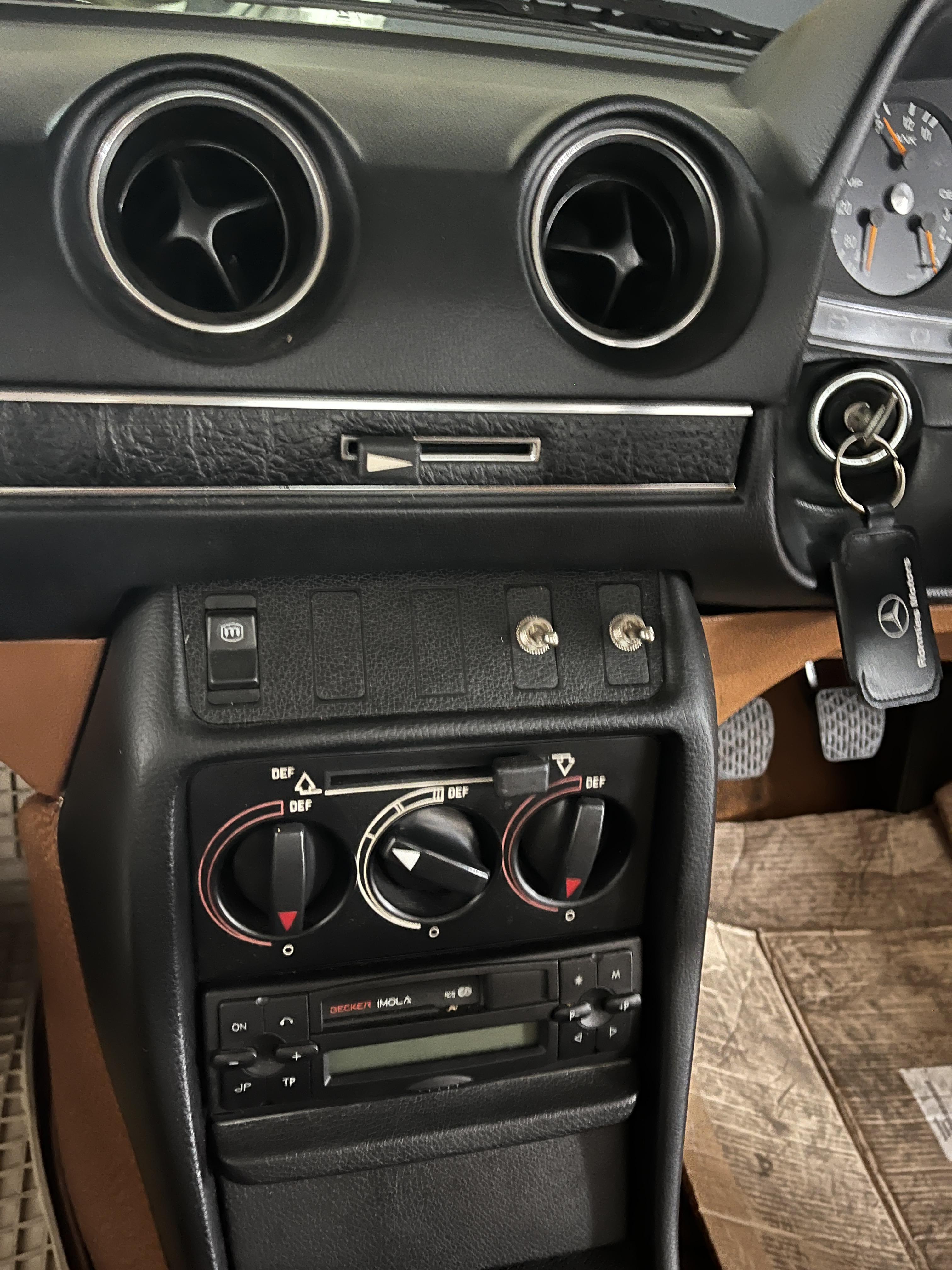 1979 MERCEDES-BENZ 230 W123 SEDAN