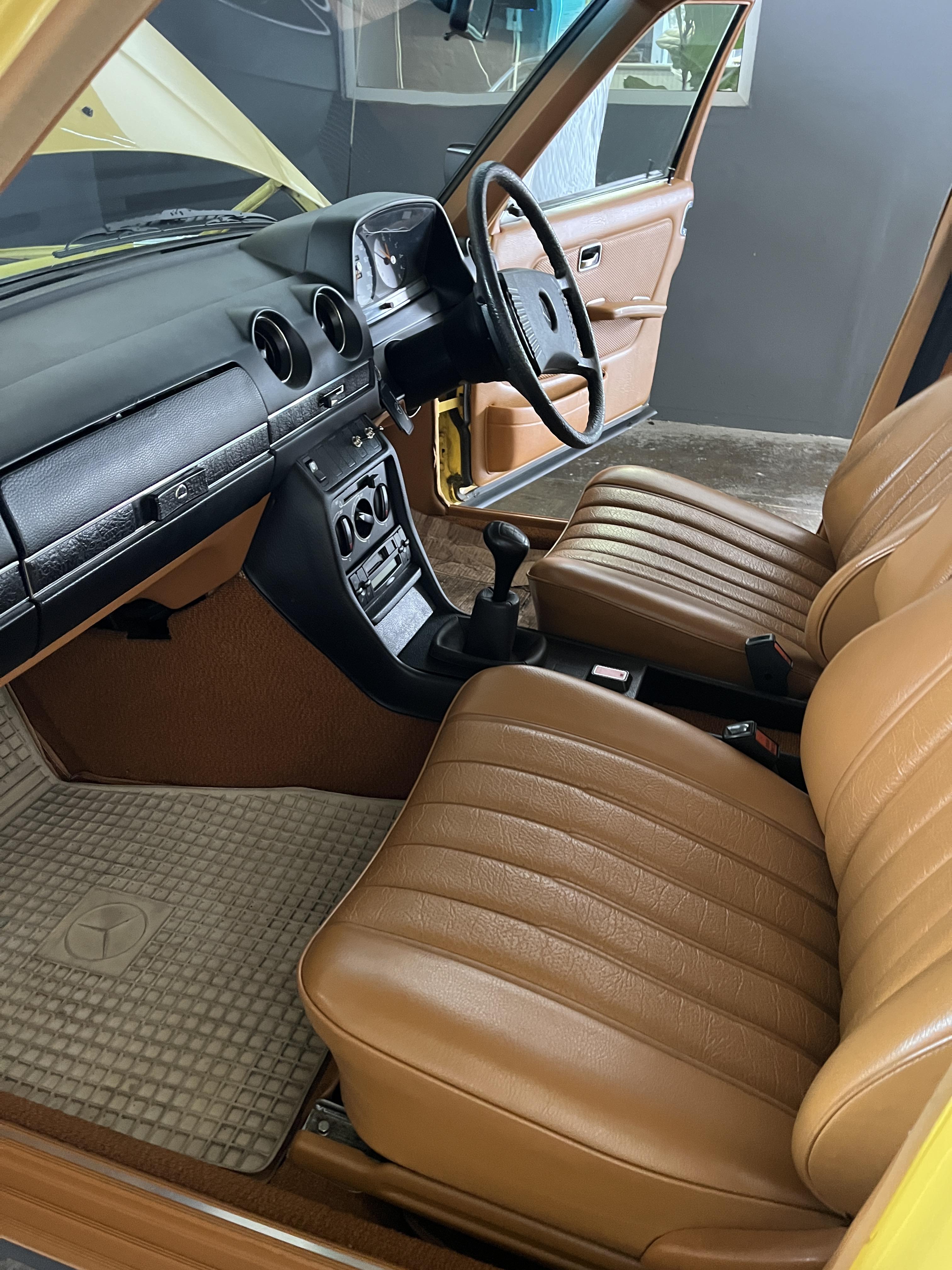 1979 MERCEDES-BENZ 230 W123 SEDAN