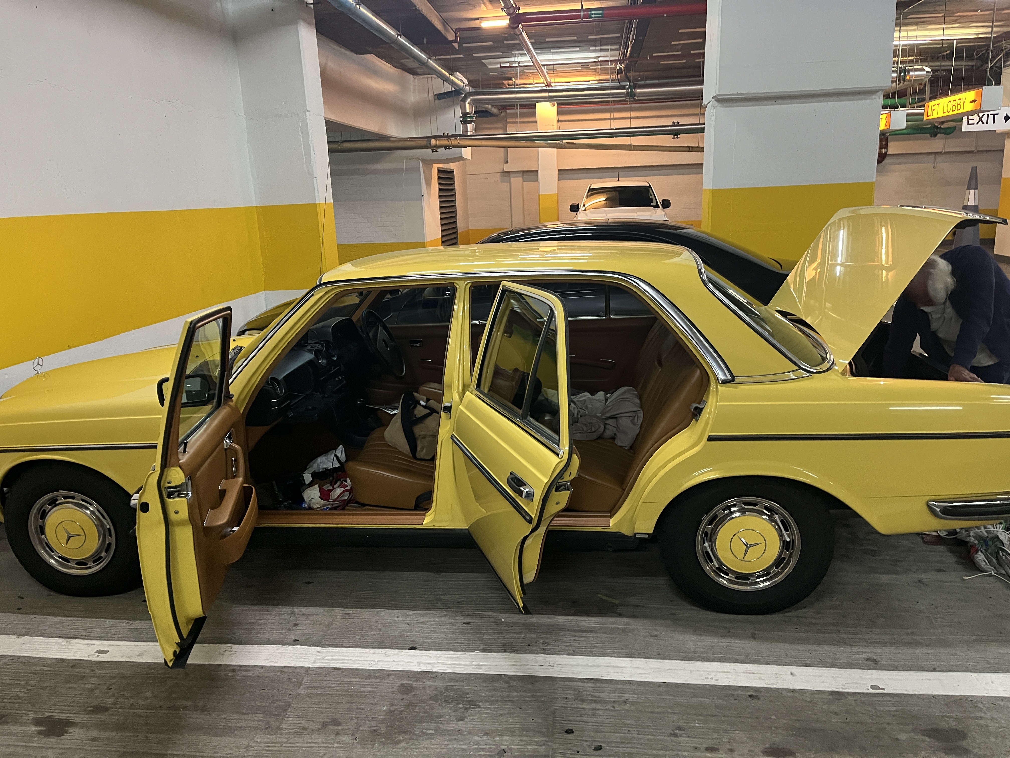 1979 MERCEDES-BENZ 230 W123 SEDAN