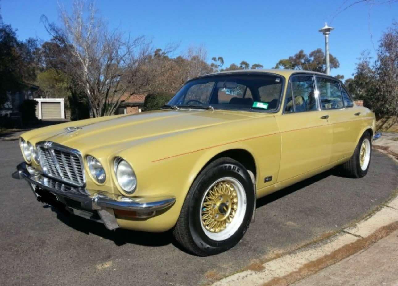 1975 JAGUAR XJ6 SEDAN