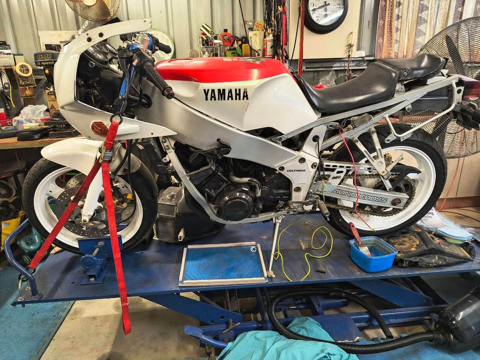 1986 YAMAHA FZR400 W1 GENESIS SPORTS