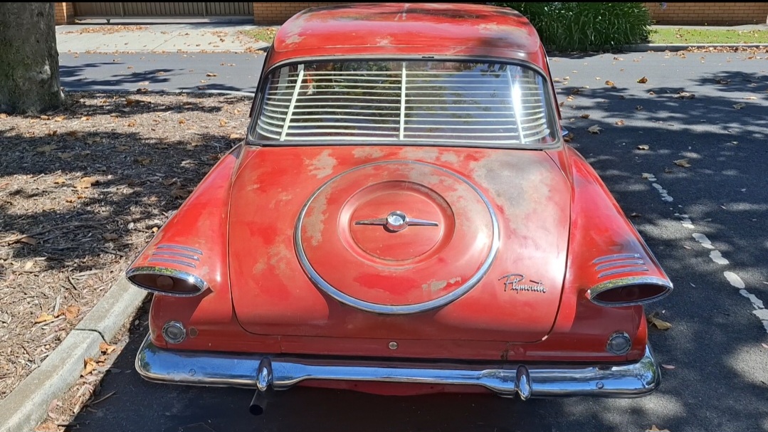 1961 PLYMOUTH VALIANT V200 SEDAN