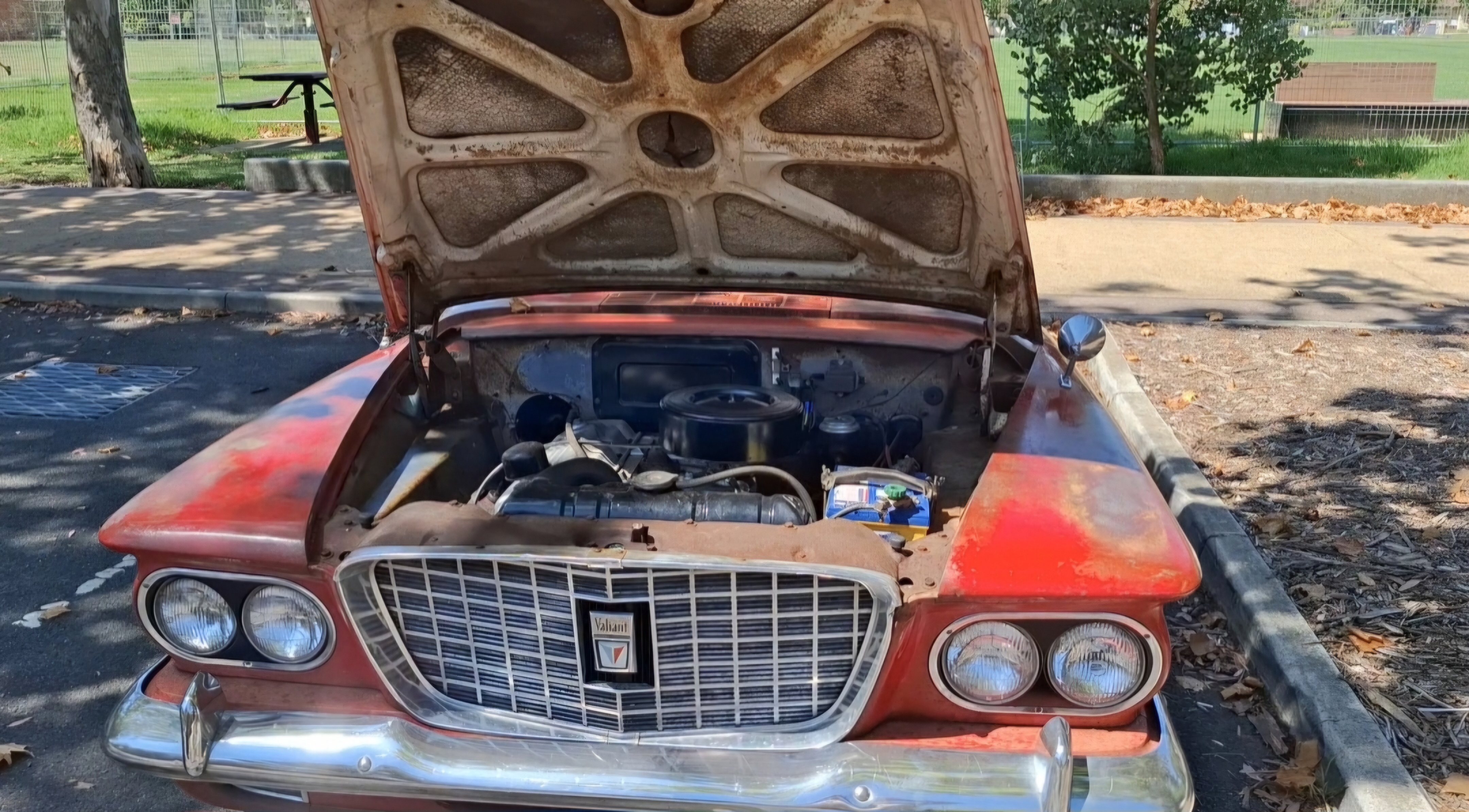 1961 PLYMOUTH VALIANT V200 SEDAN