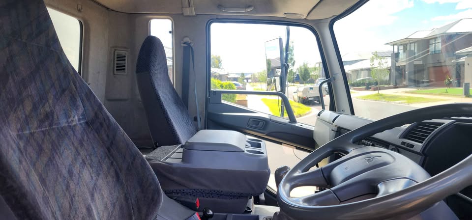 2010 MITSUBISHI FUSO FK 600 CURTAINSIDER