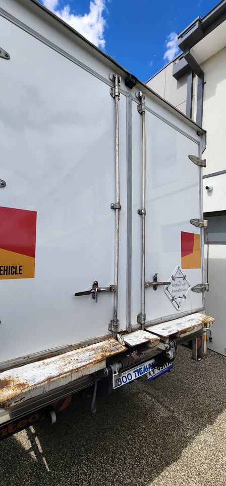 2010 MITSUBISHI FUSO FK 600 CURTAINSIDER
