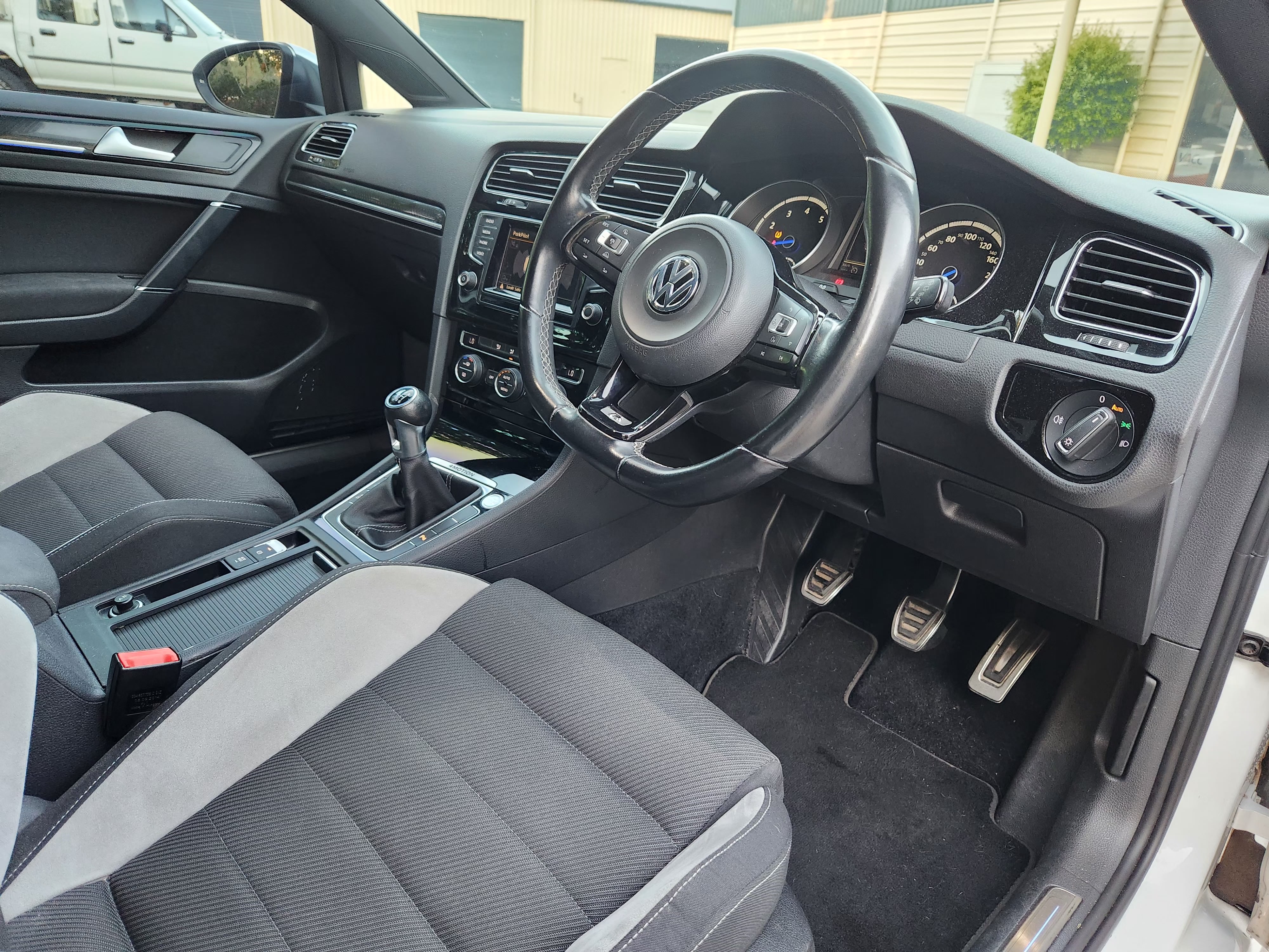 2014 VOLKSWAGEN GOLF AU MY14 R 6 SP MANUAL 5D HATCHBACK
