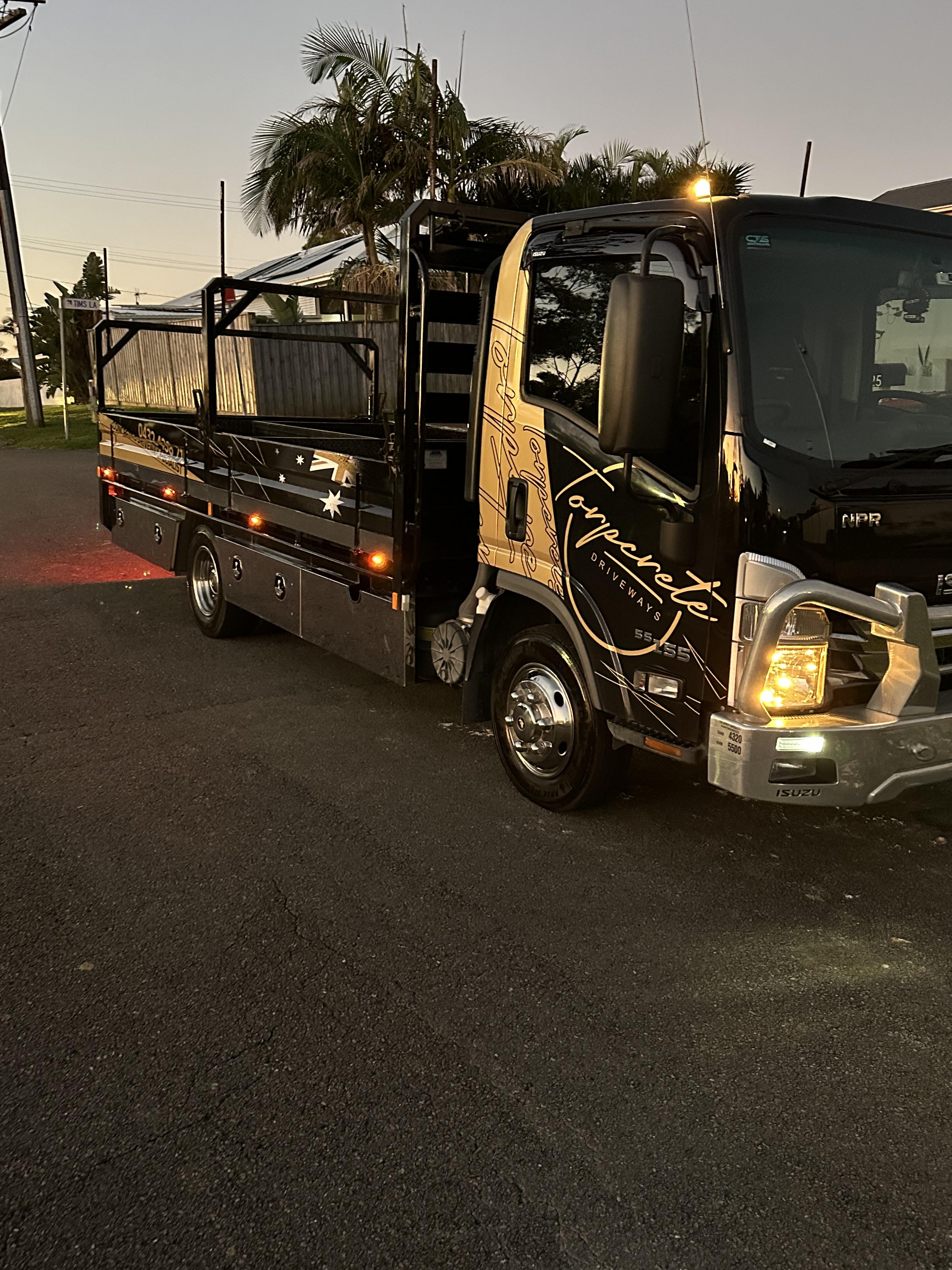 2022 ISUZU NPR 200 TRAY