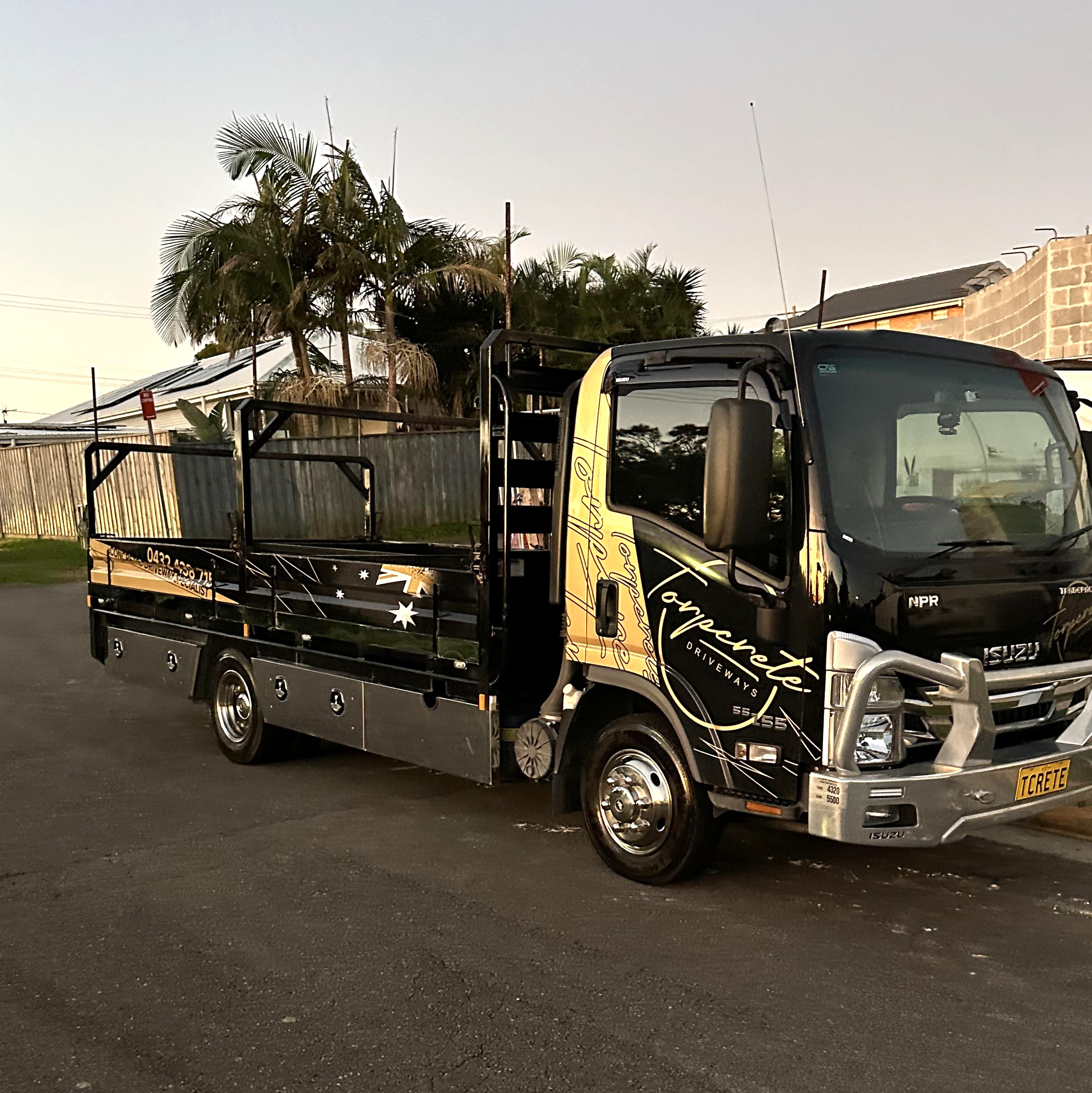 2022 ISUZU NPR 200 TRAY