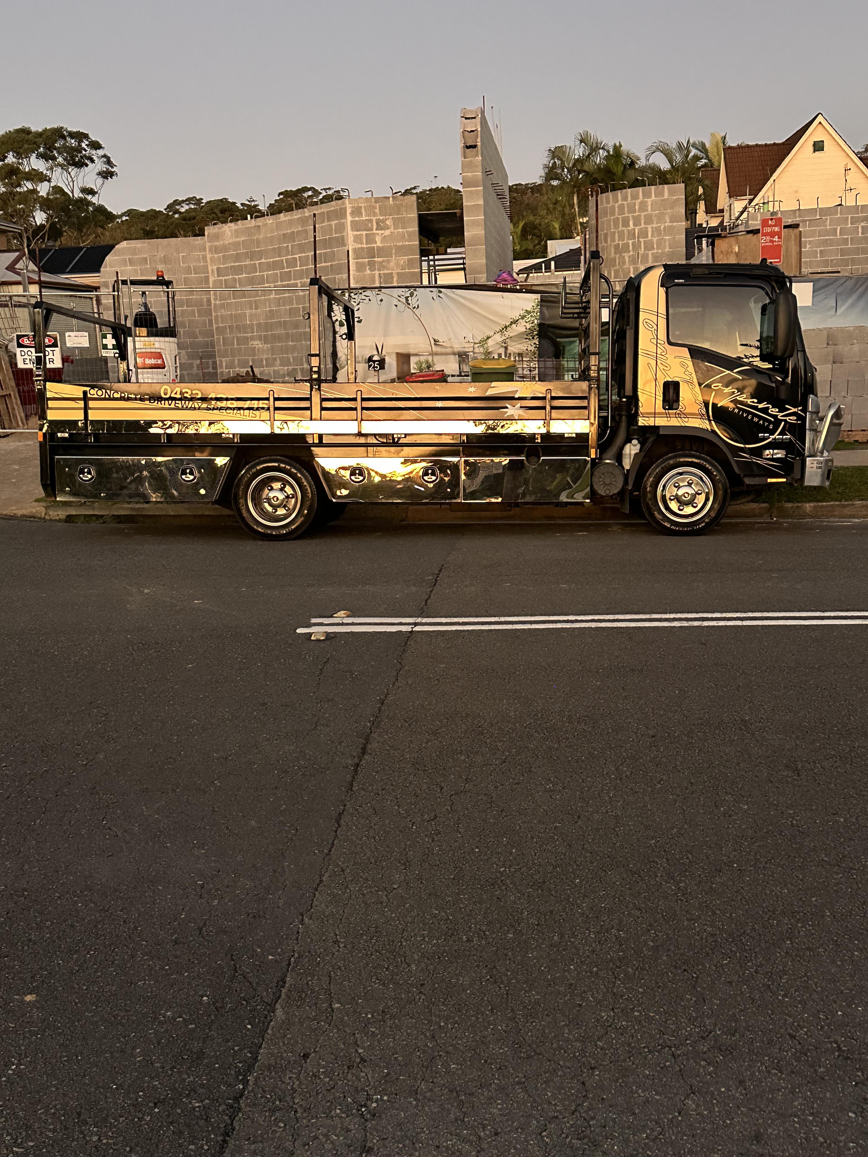 2022 ISUZU NPR 200 TRAY