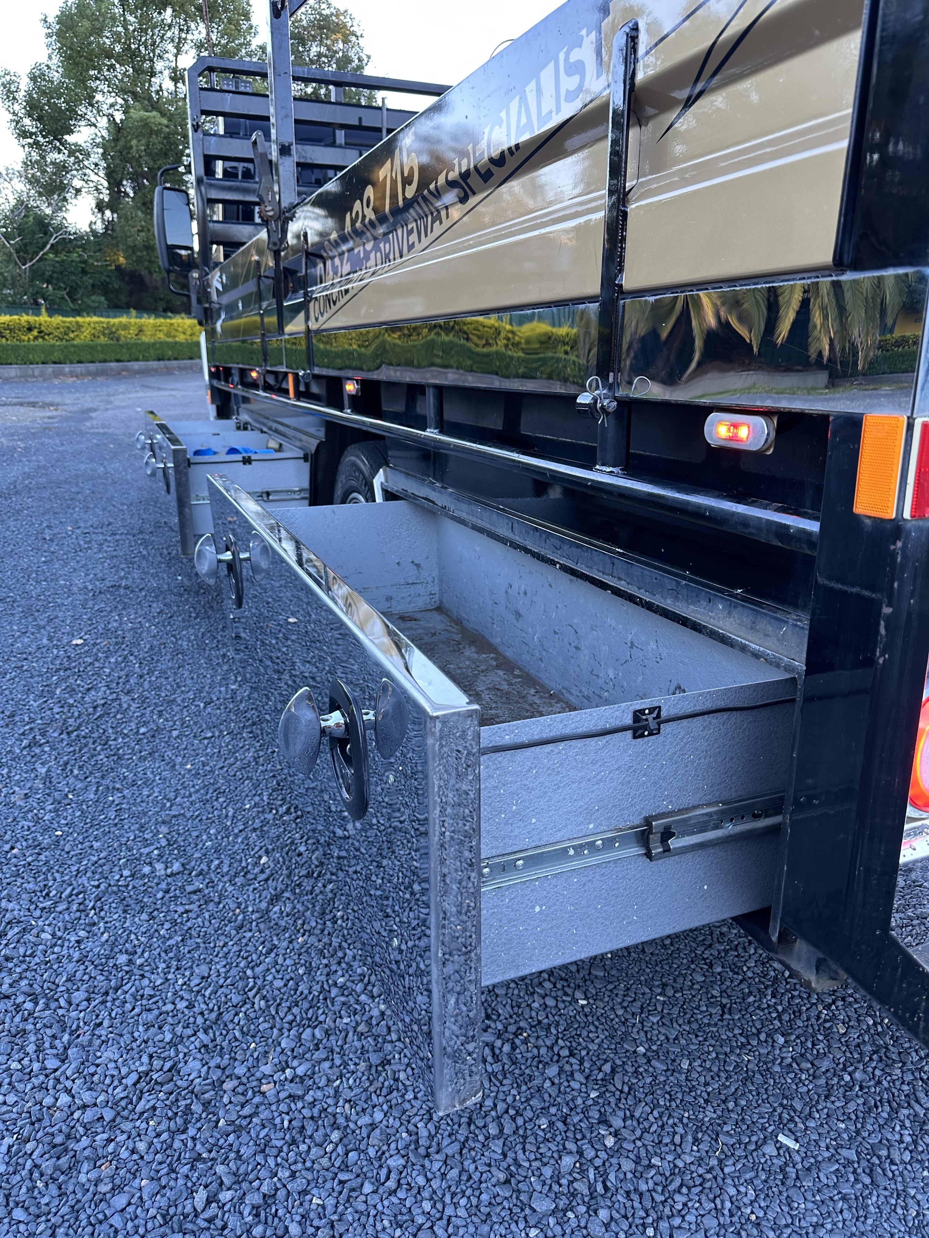 2022 ISUZU NPR 200 TRAY