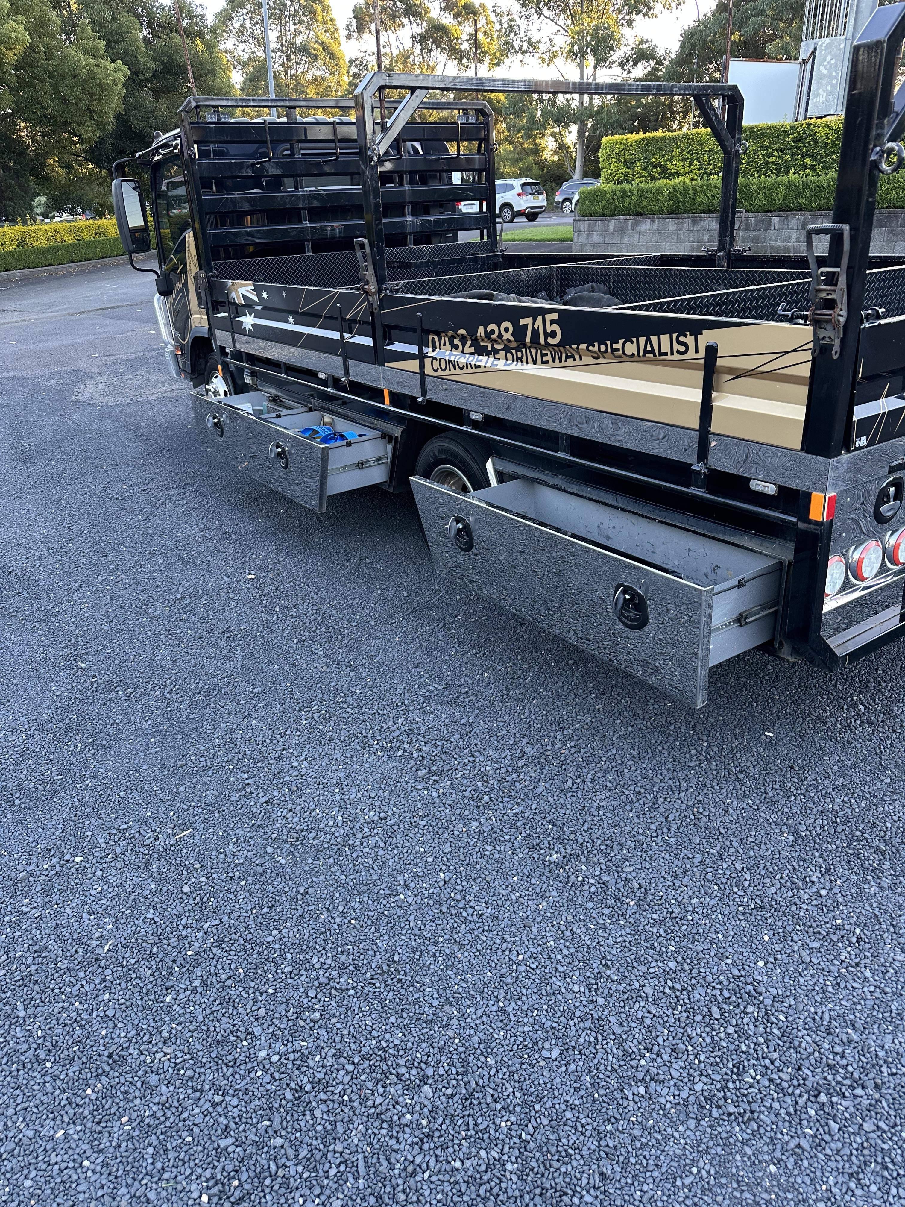 2022 ISUZU NPR 200 TRAY