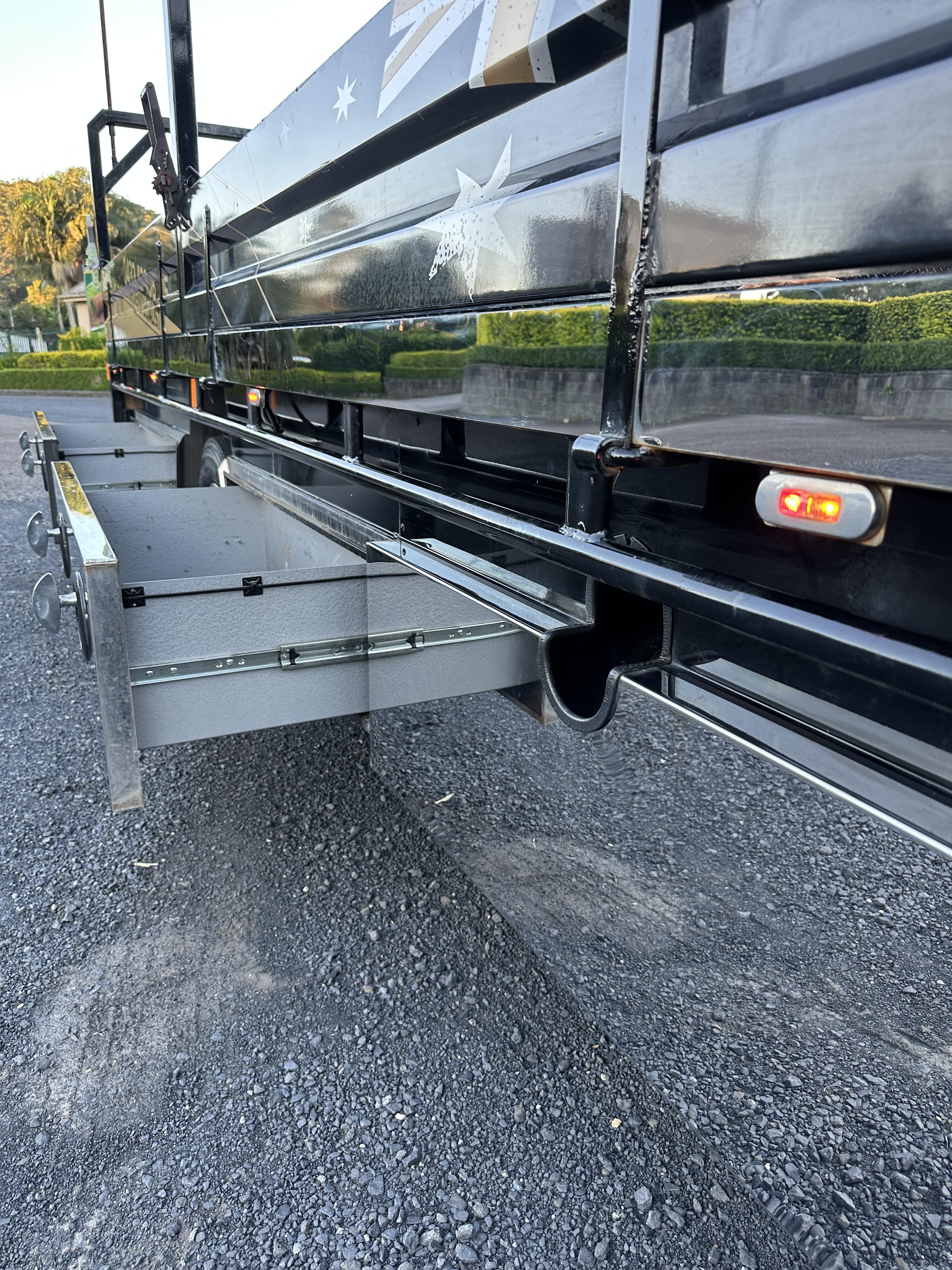 2022 ISUZU NPR 200 TRAY