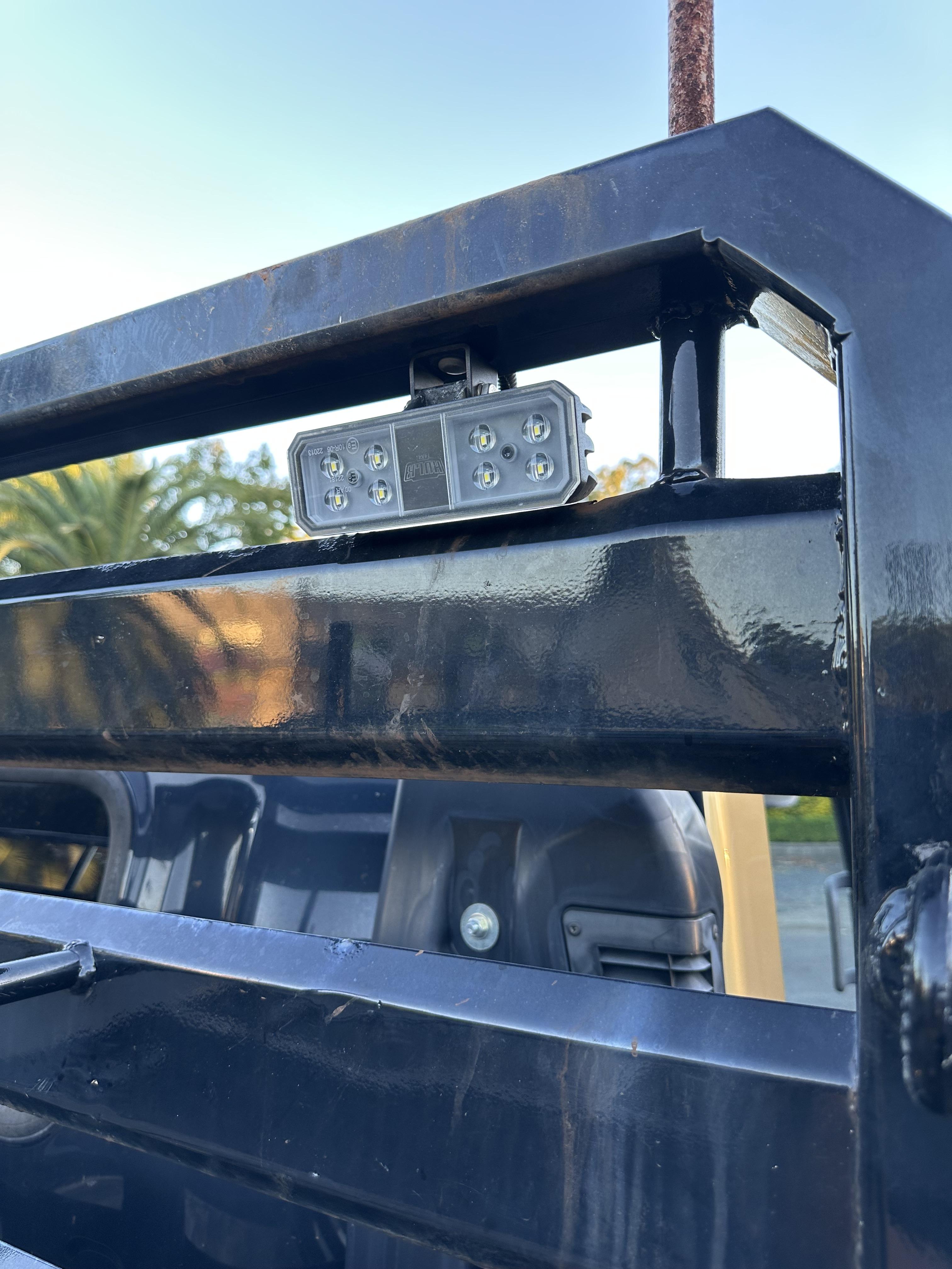 2022 ISUZU NPR 200 TRAY