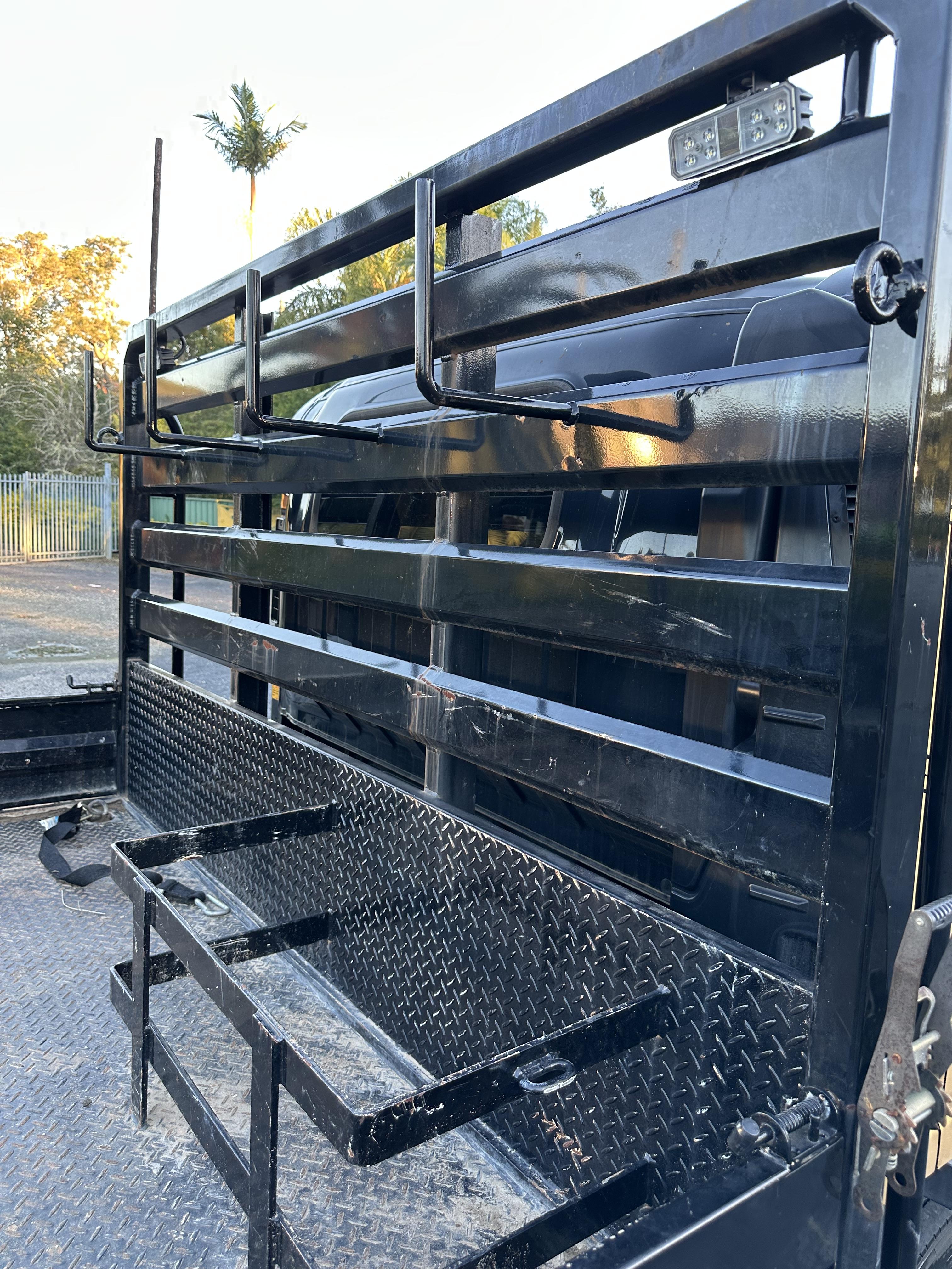 2022 ISUZU NPR 200 TRAY