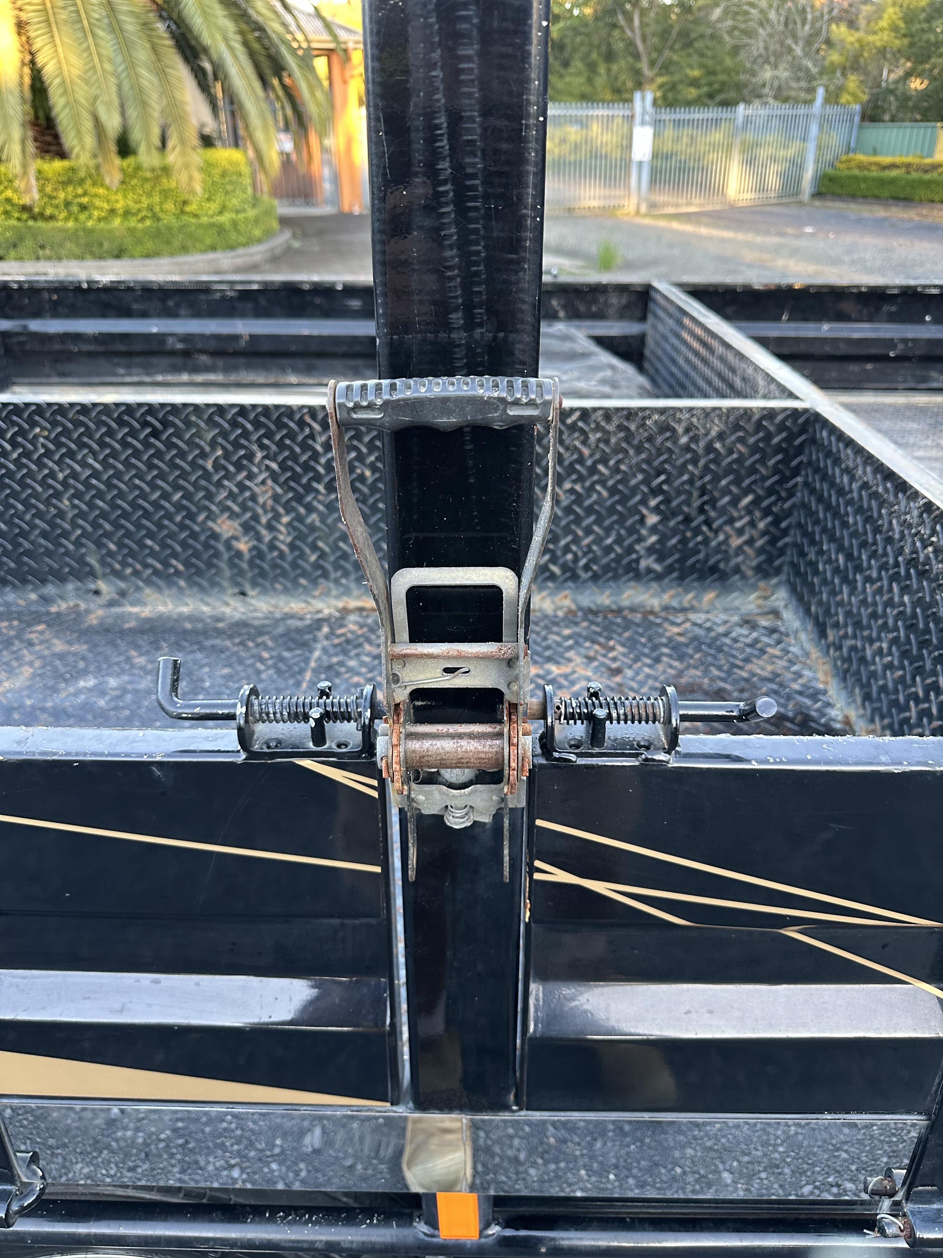 2022 ISUZU NPR 200 TRAY