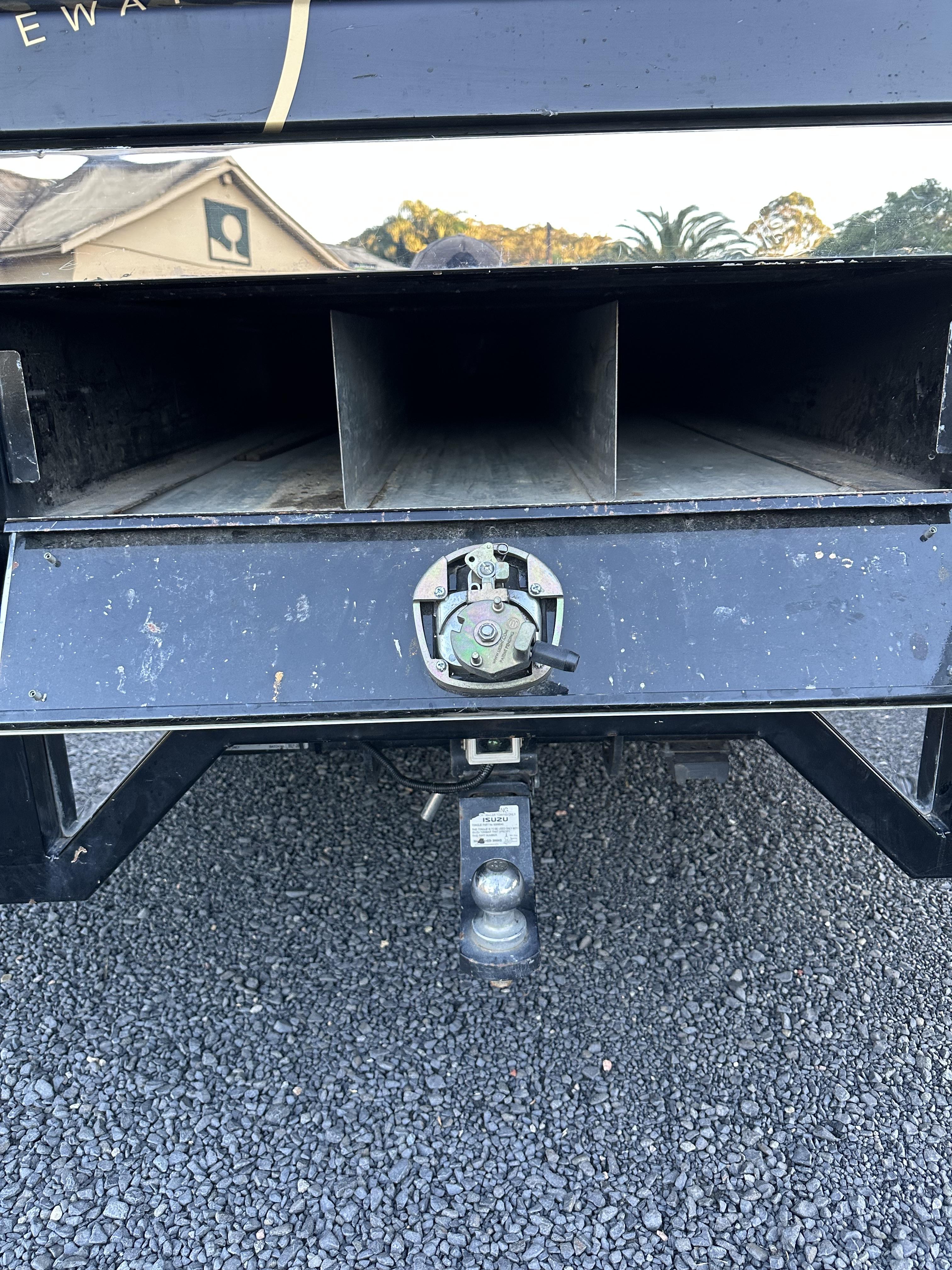 2022 ISUZU NPR 200 TRAY