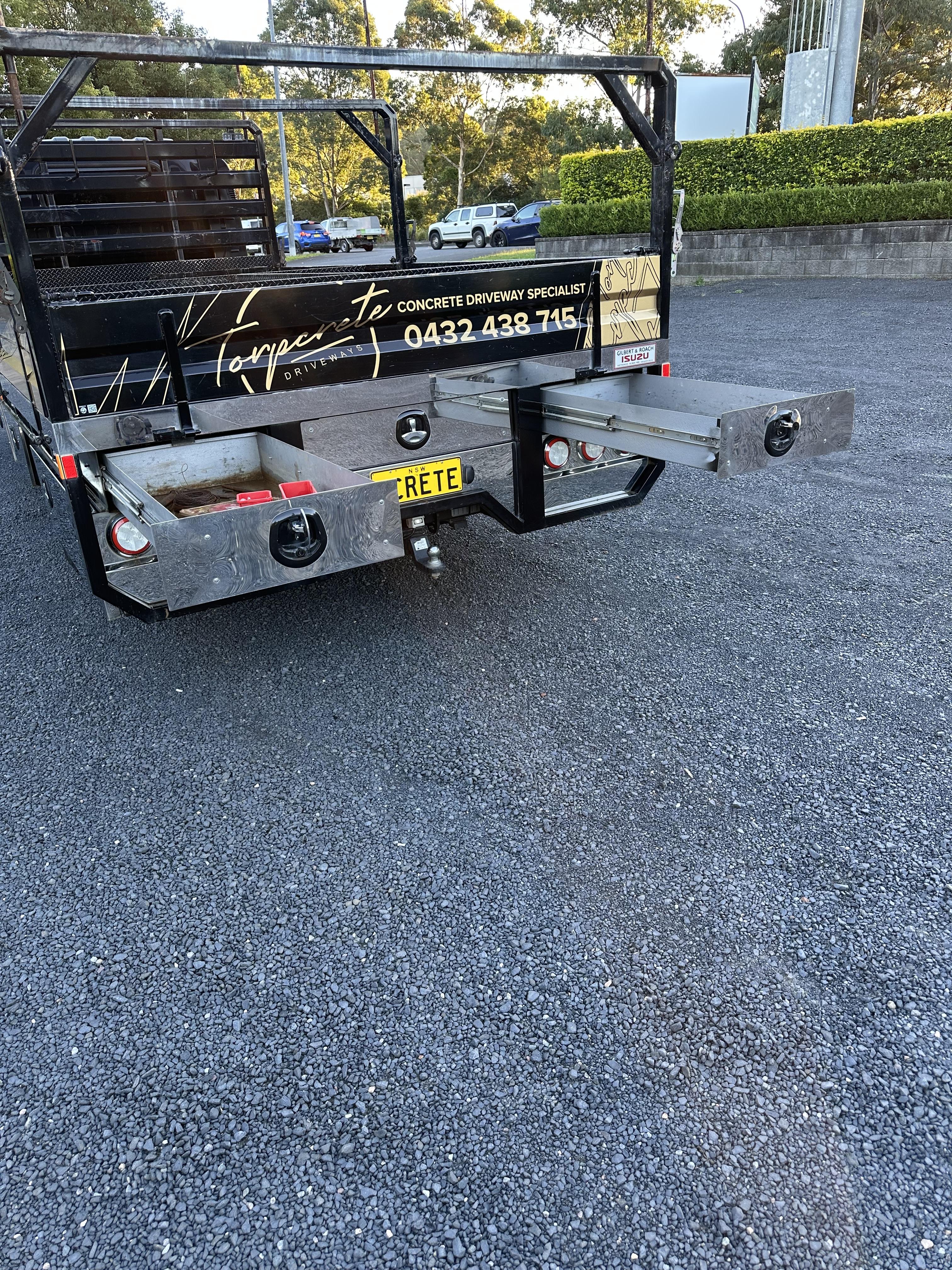 2022 ISUZU NPR 200 TRAY