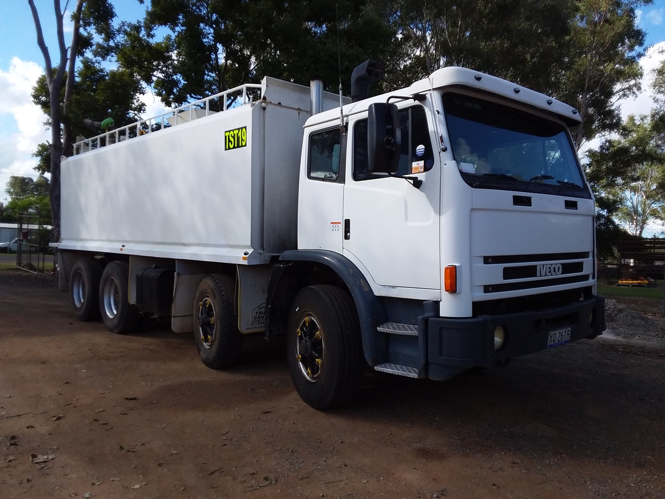 2001 INTERNATIONAL ACCO 2350G WATER TANKER TRUCK