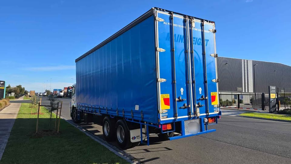 2012 UD PK 17 6 SP MANUAL CURTAINSIDER