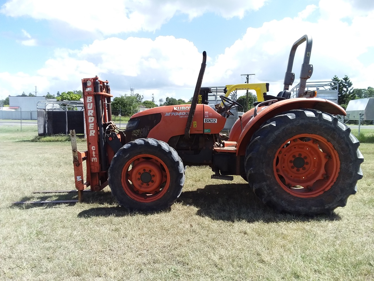KUBOTA M7040 ROPS TRACTOR