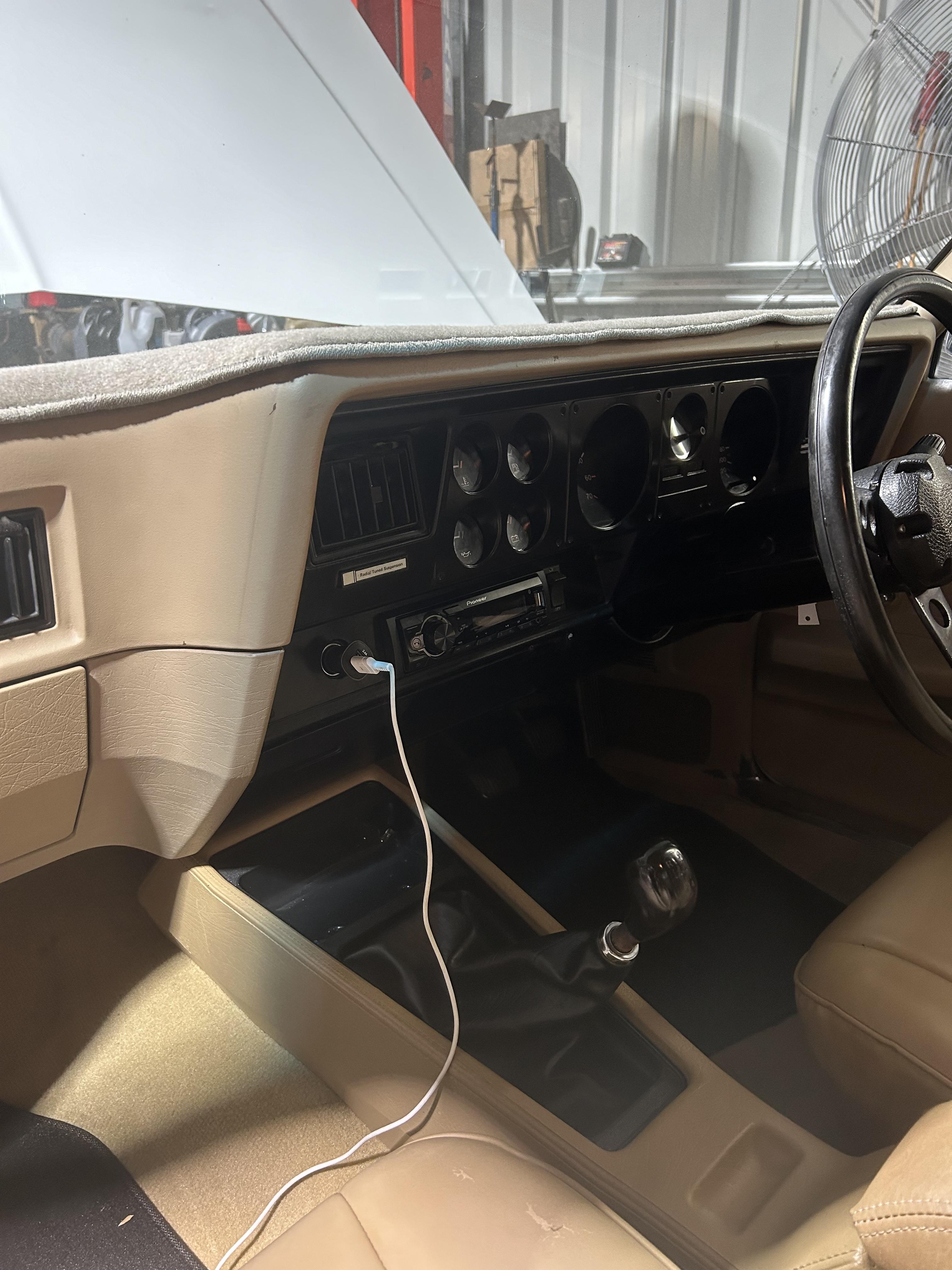 1982 HOLDEN HOLDEN WB 1000KG 2M 4 SP MANUAL TRAY