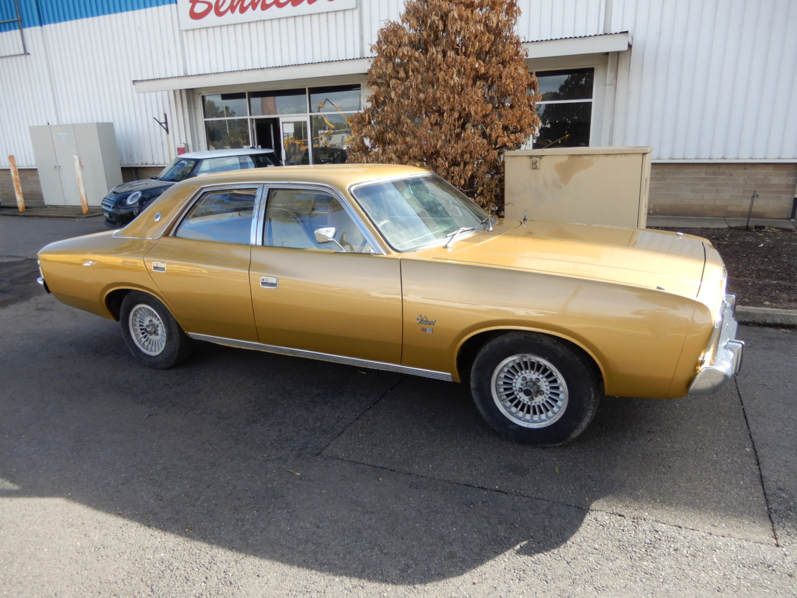 1977 CHRYSLER VALIANT CL SEDAN