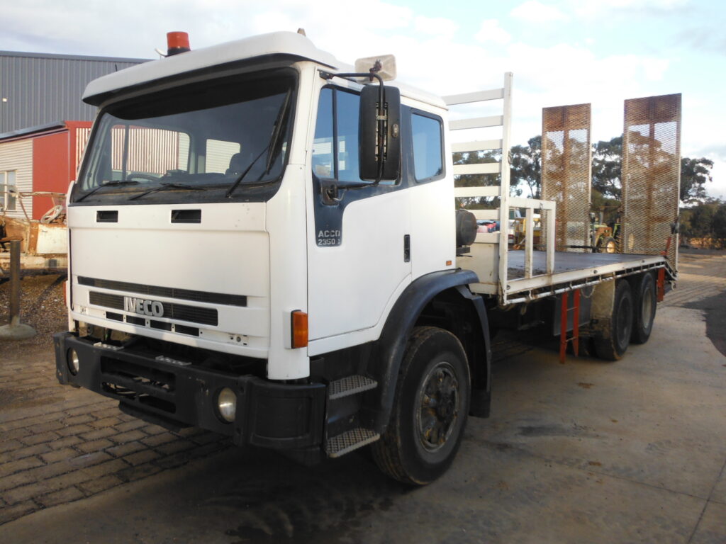 2005 IVECO ACCO 2350 BEAVERTAIL TRAY