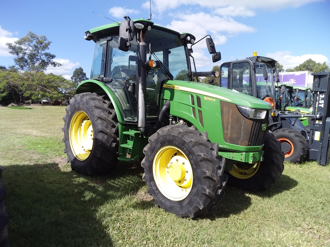 JOHN DEERE 5090R CAB TRACTOR