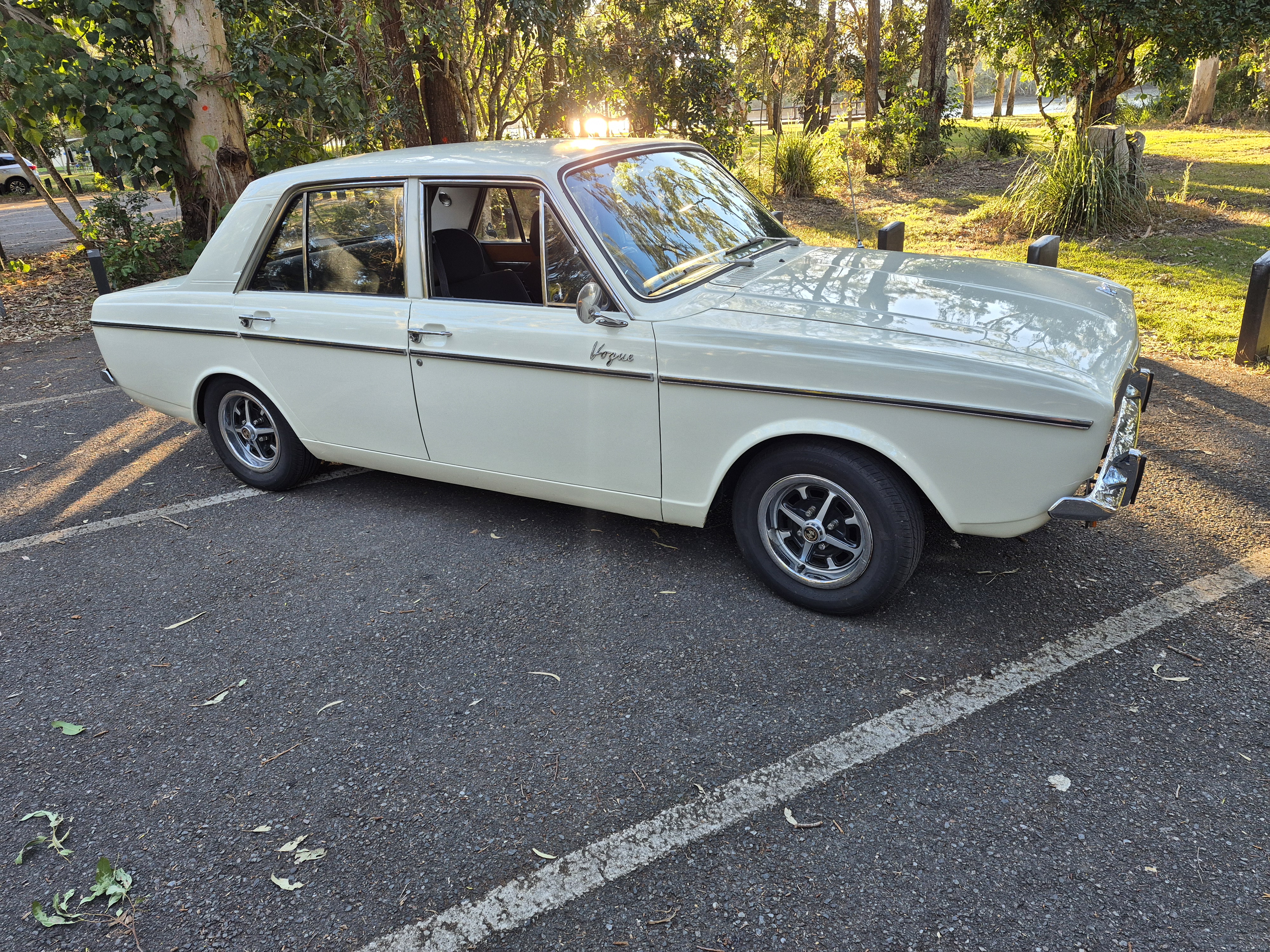 1968 SINGER VOGUE 5 SP MANUAL + O/DRIVE SEDAN