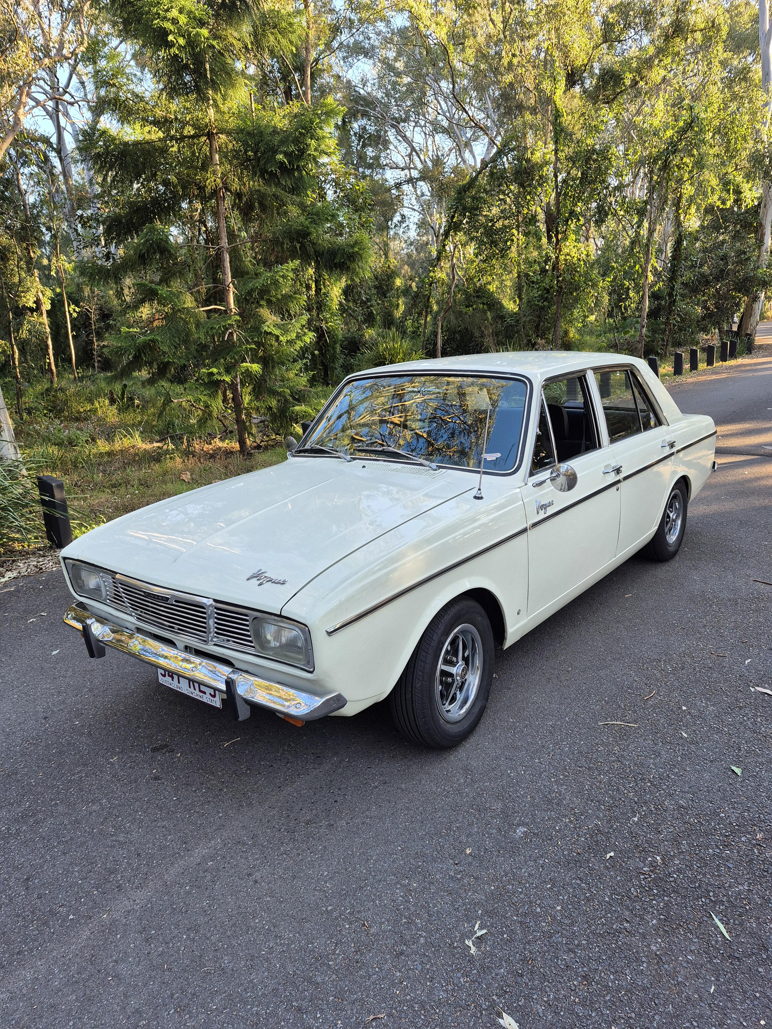 1968 SINGER VOGUE 5 SP MANUAL + O/DRIVE SEDAN