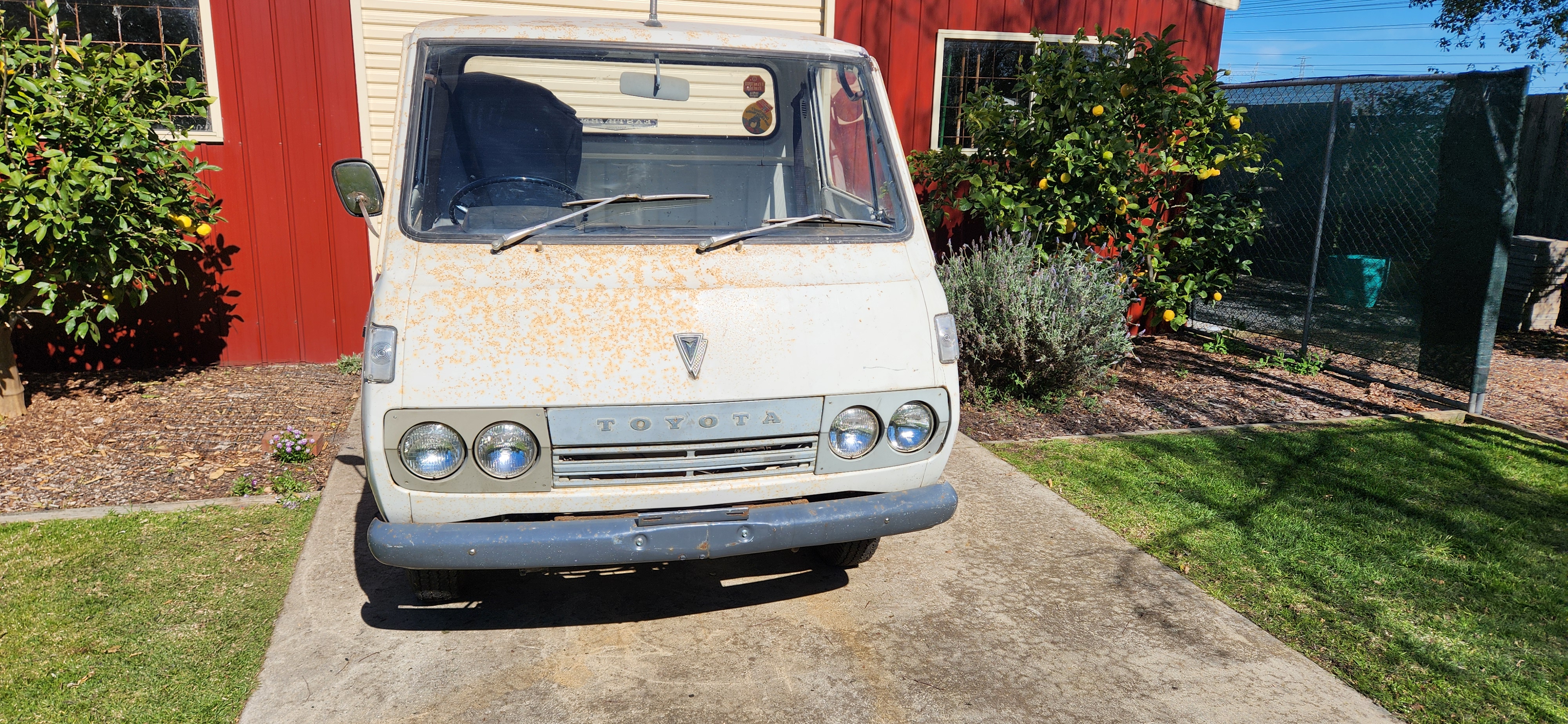 1970 TOYOTA HIACE RH11 1000KG 2.6M 4 SP MANUAL TRAY
