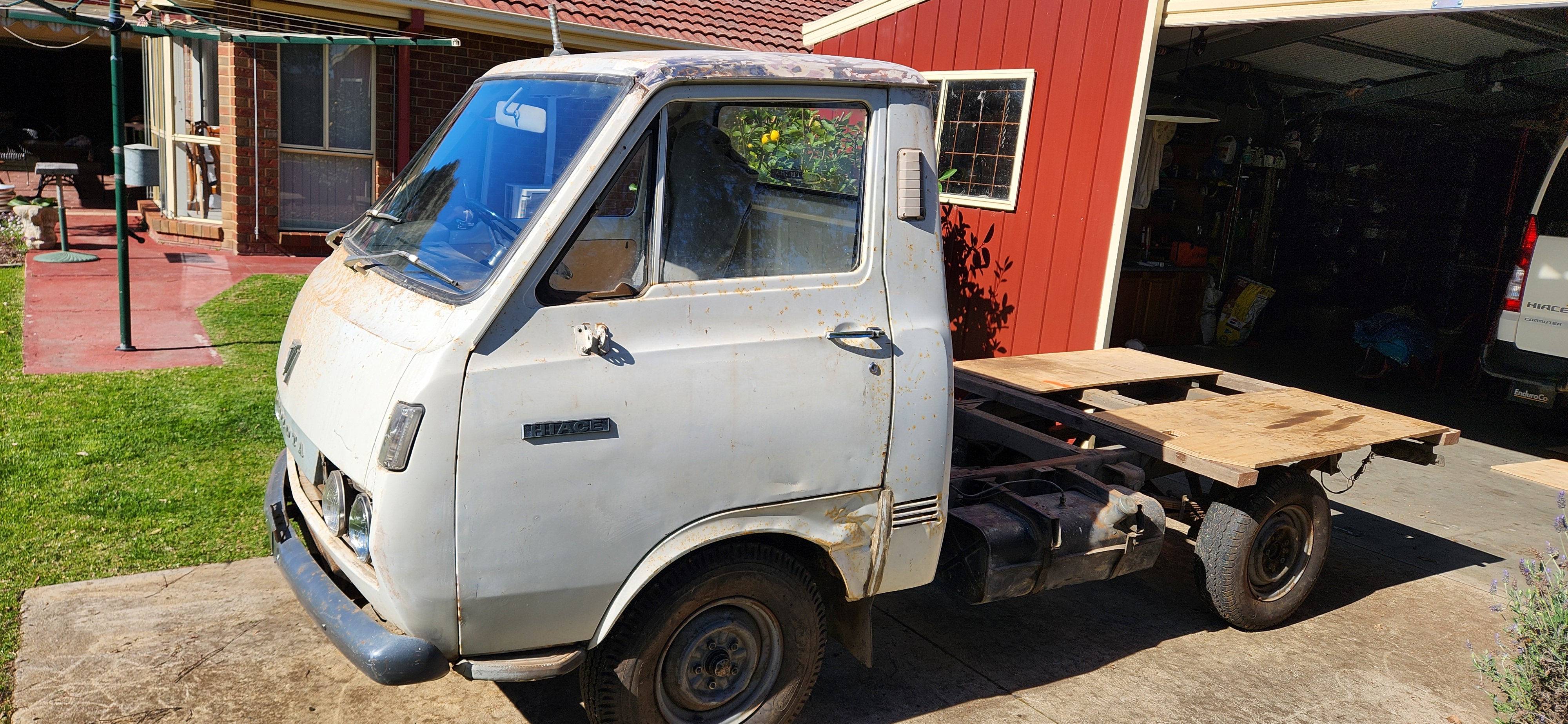 1970 TOYOTA HIACE RH11 1000KG 2.6M 4 SP MANUAL TRAY