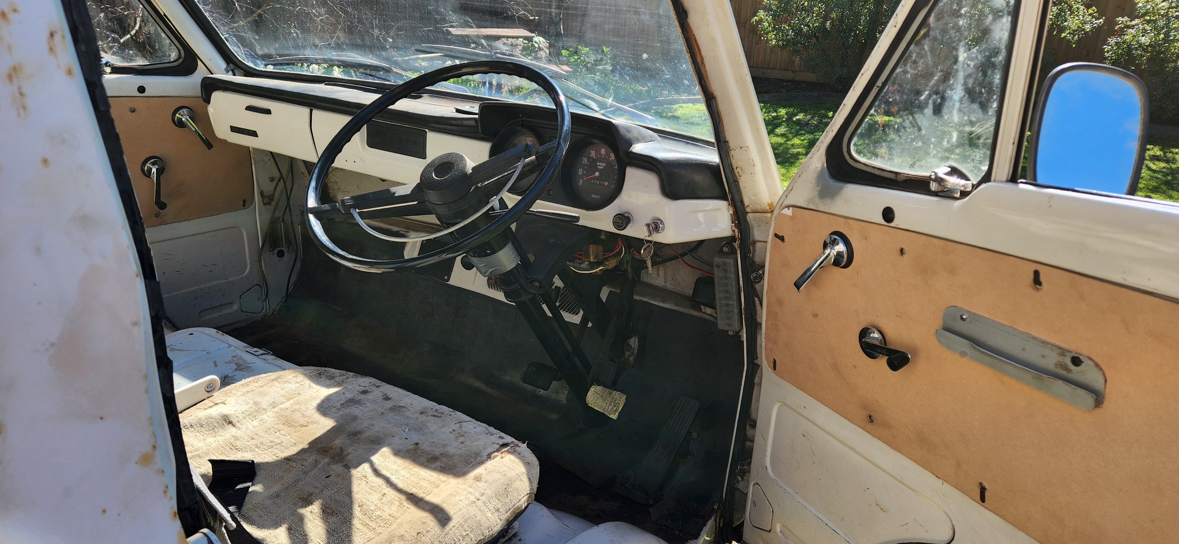 1970 TOYOTA HIACE RH11 1000KG 2.6M 4 SP MANUAL TRAY