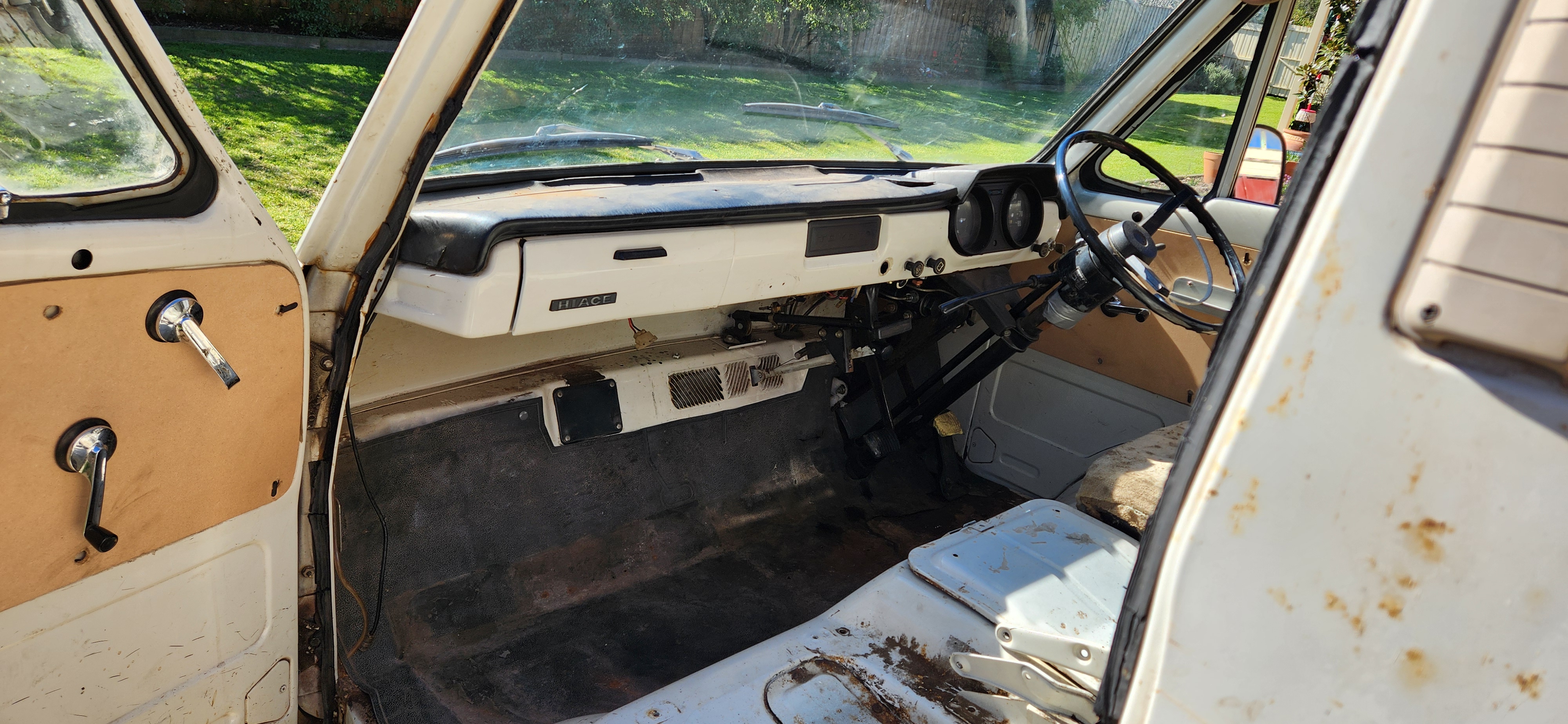 1970 TOYOTA HIACE RH11 1000KG 2.6M 4 SP MANUAL TRAY