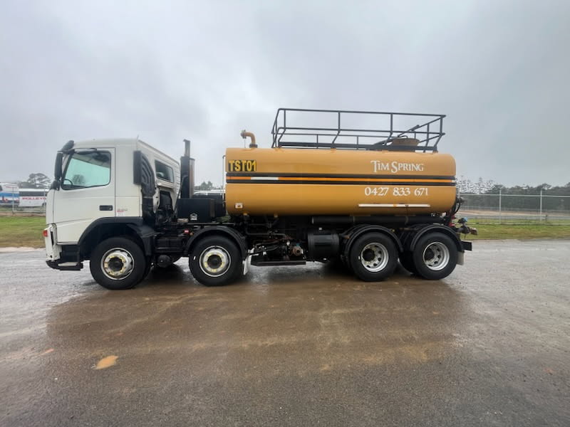 2005 VOLVO TWIN STEER WATER TRUCK