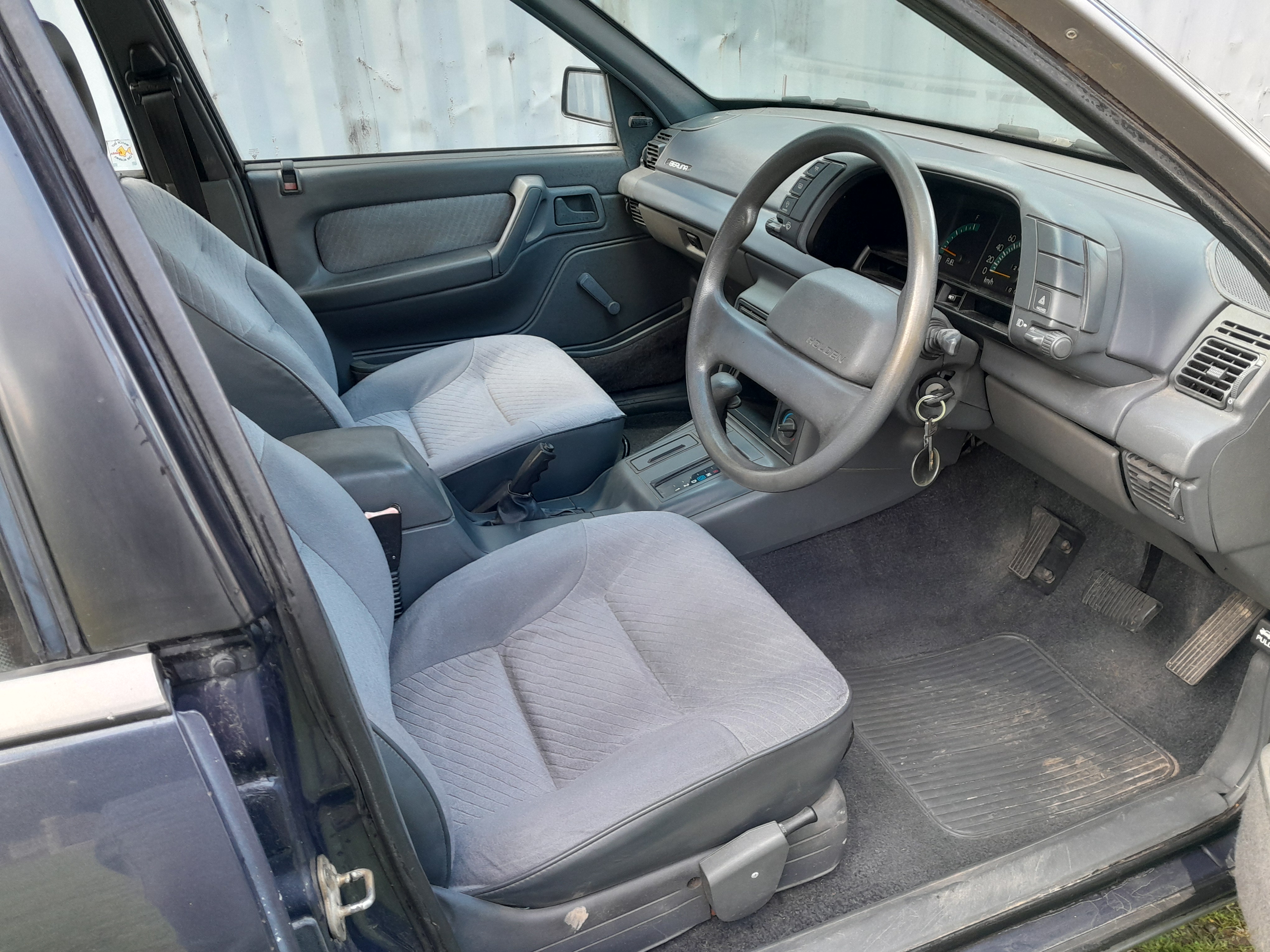 1990 HOLDEN BERLINA VN 4 SP AUTOMATIC 4D SEDAN