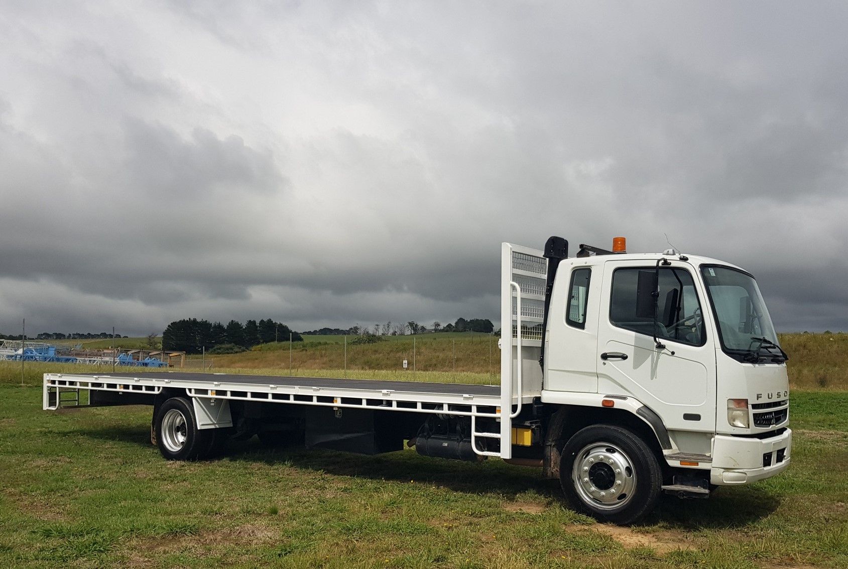 2010 MITSUBISHI FUSO FM 617 TRAY TRUCK 
