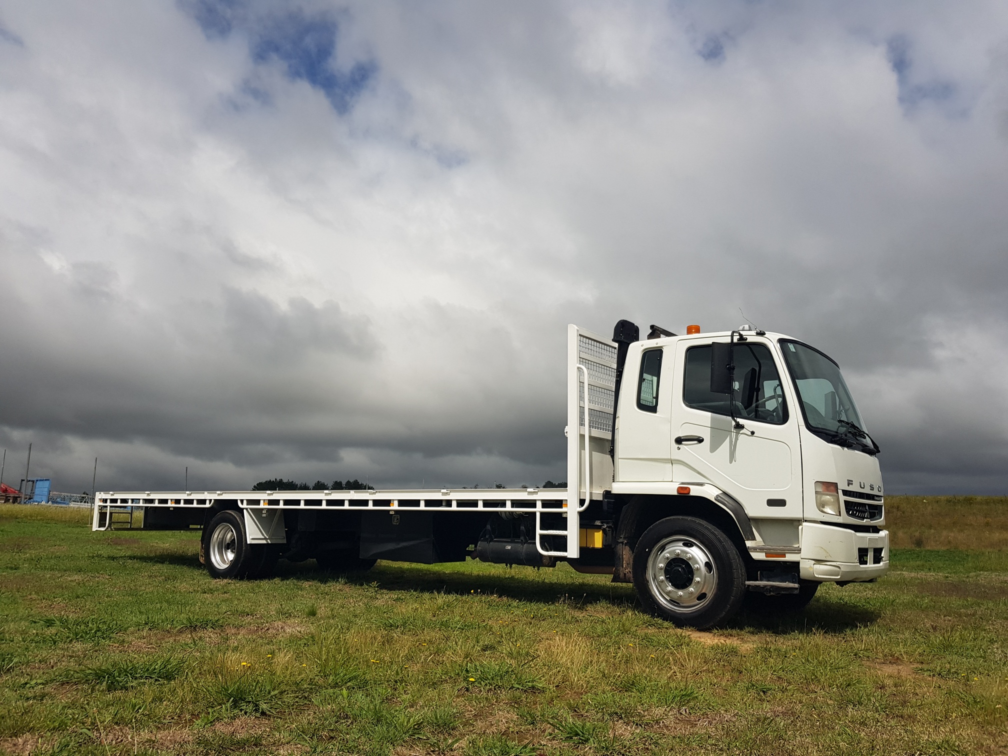 2010 MITSUBISHI FUSO FM 617 TRAY TRUCK 