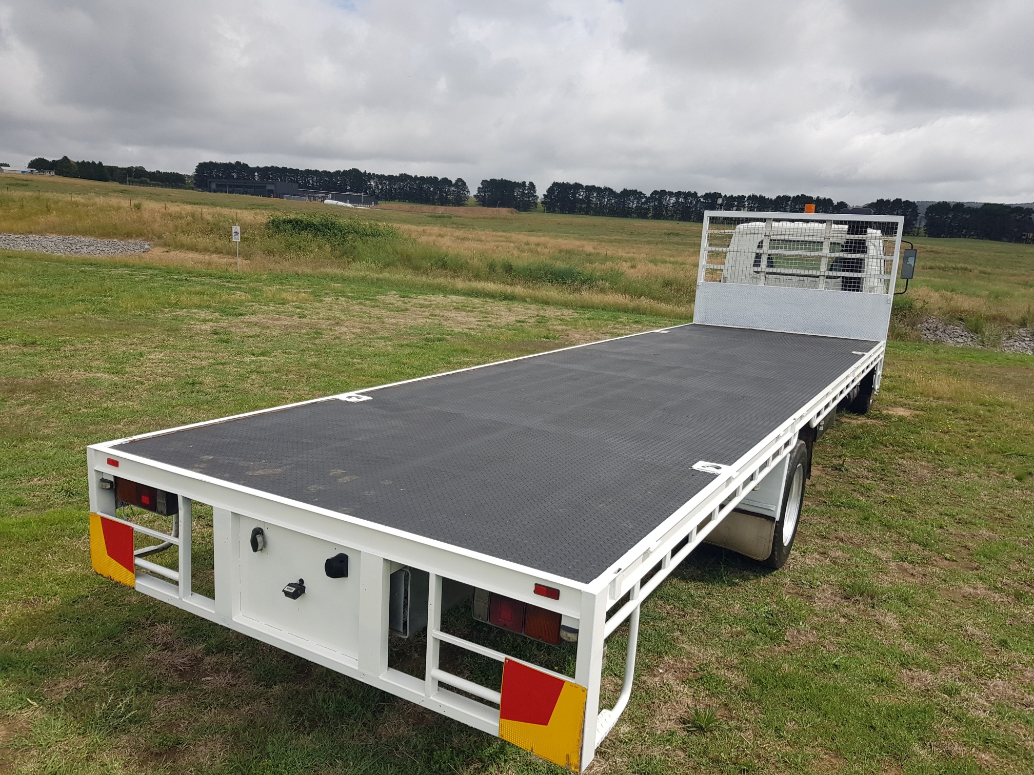 2010 MITSUBISHI FUSO FM 617 TRAY TRUCK 