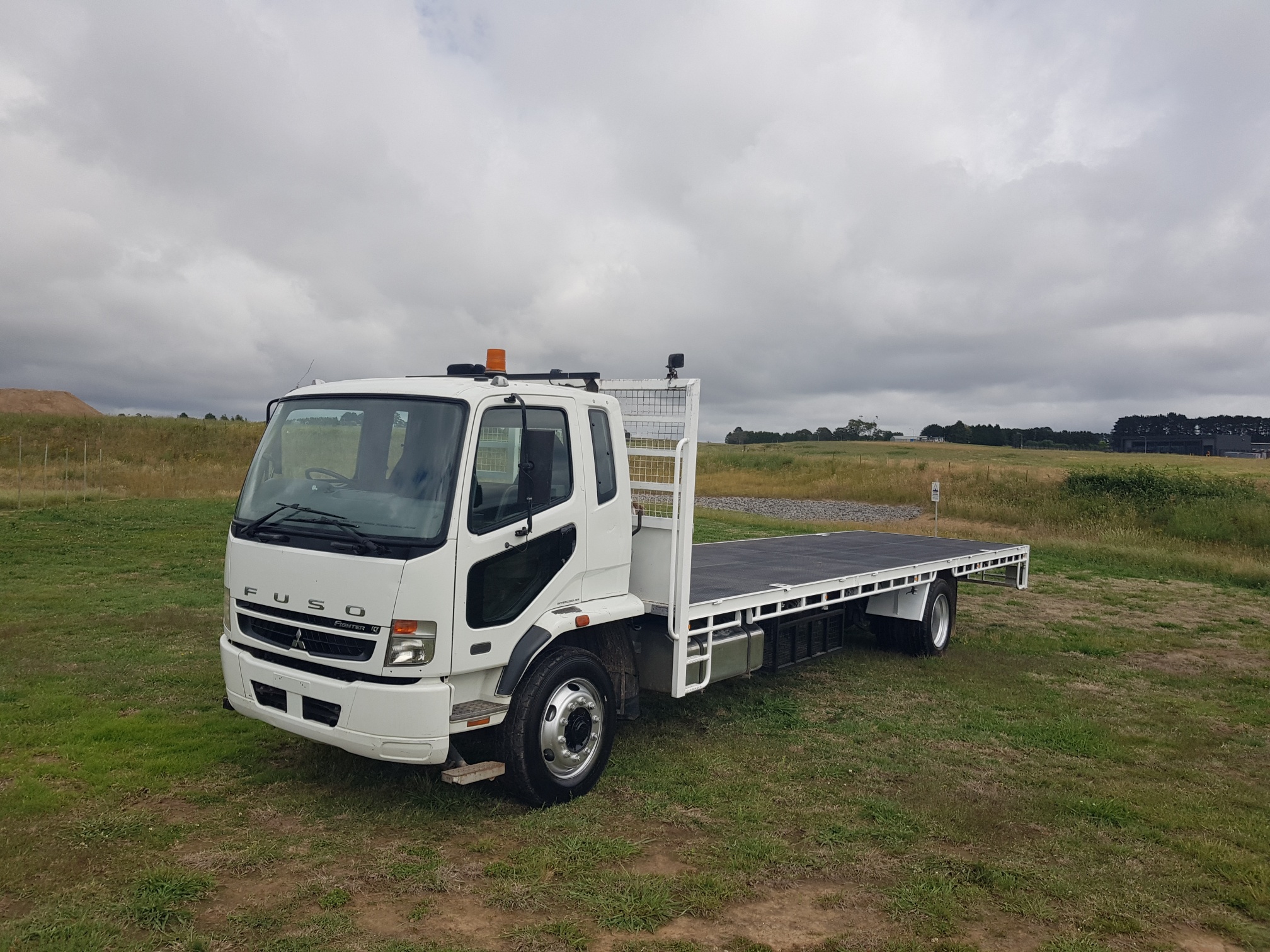 2010 MITSUBISHI FUSO FM 617 TRAY TRUCK 