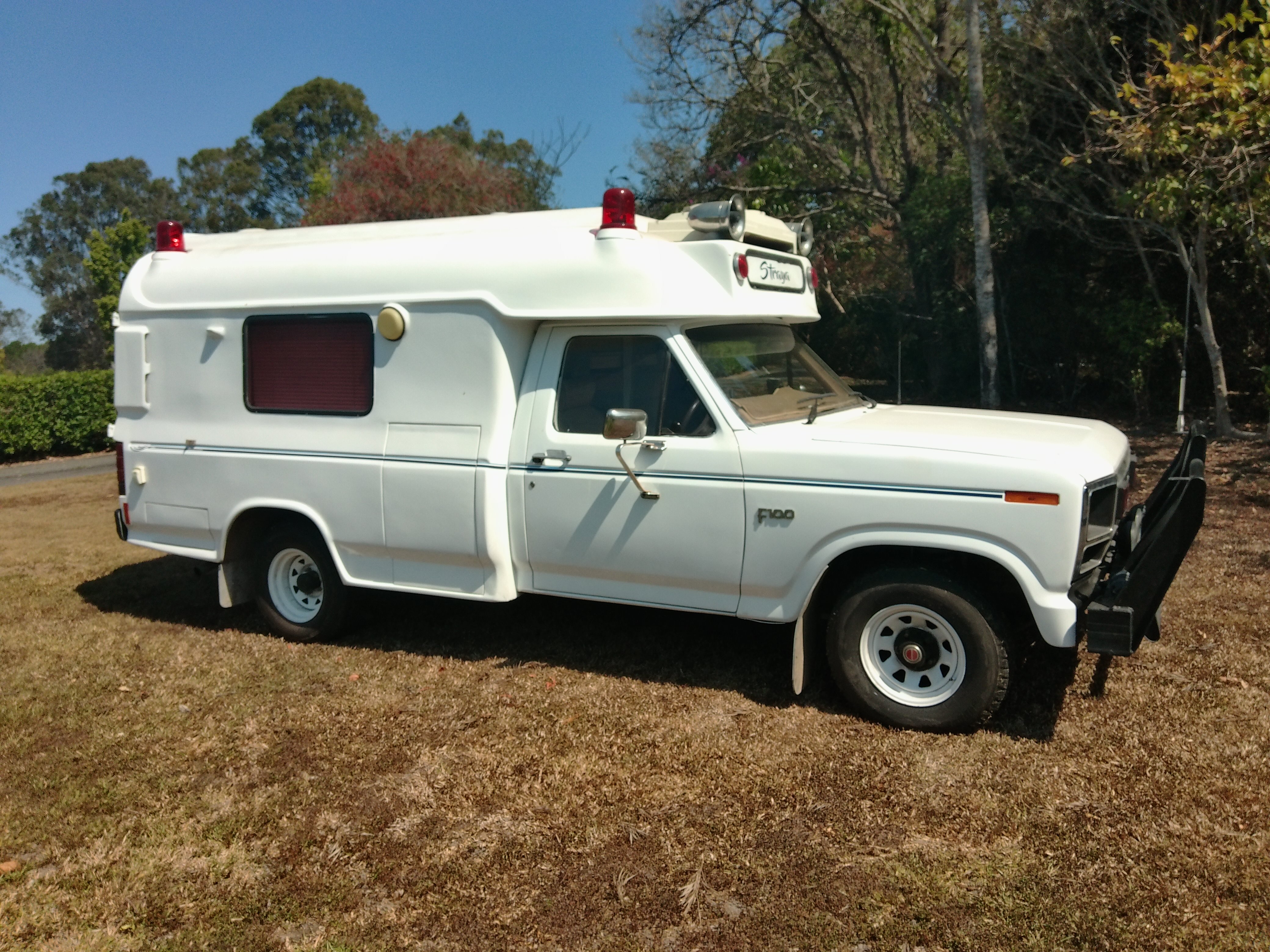 1985 FORD F100 EX AMBULANCE