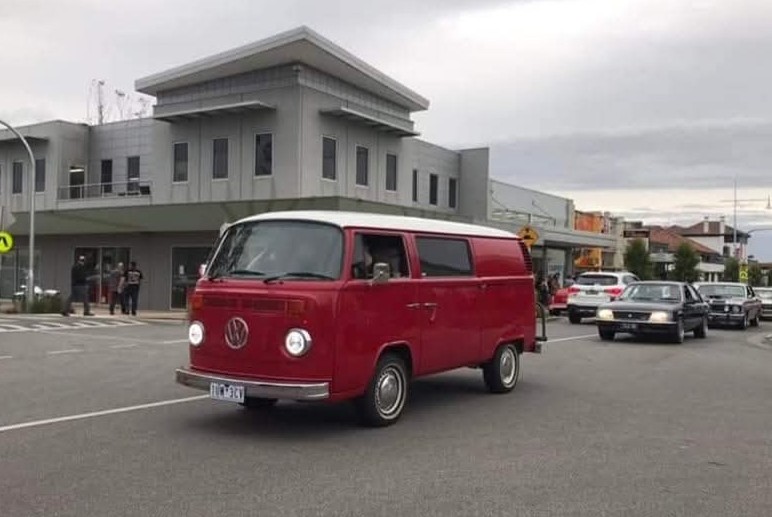 1972 VOLKSWAGEN KOMBI 4 SP MANUAL VAN