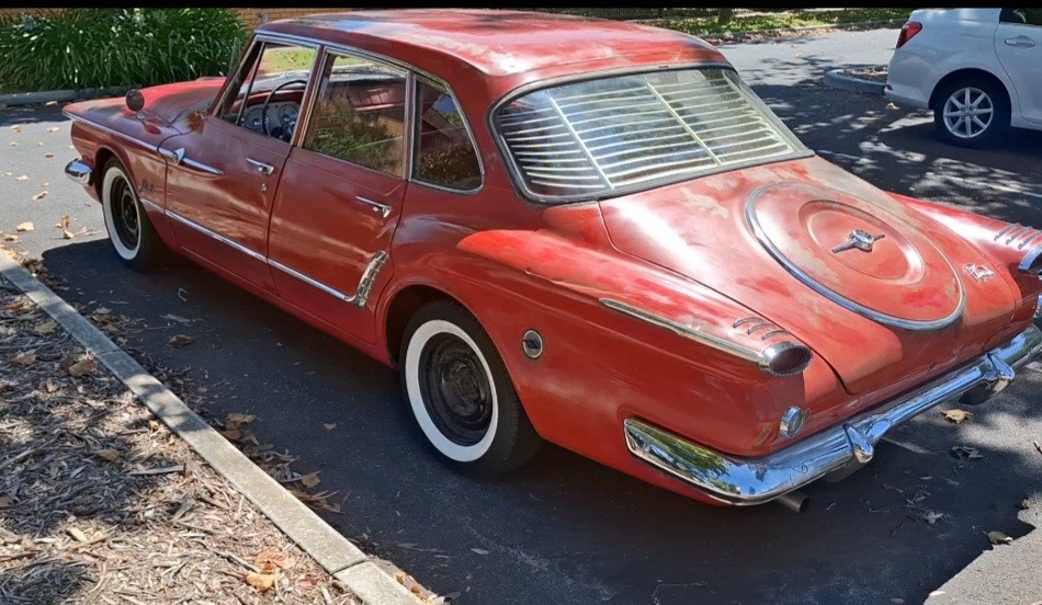 1961 PLYMOUTH VALIANT V200 SEDAN