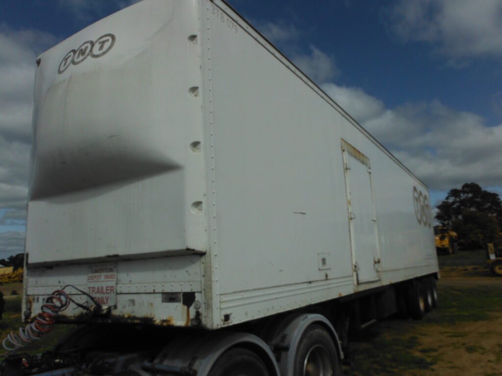 1995 TRI-AXLE STORAGE VAN TRAILER
